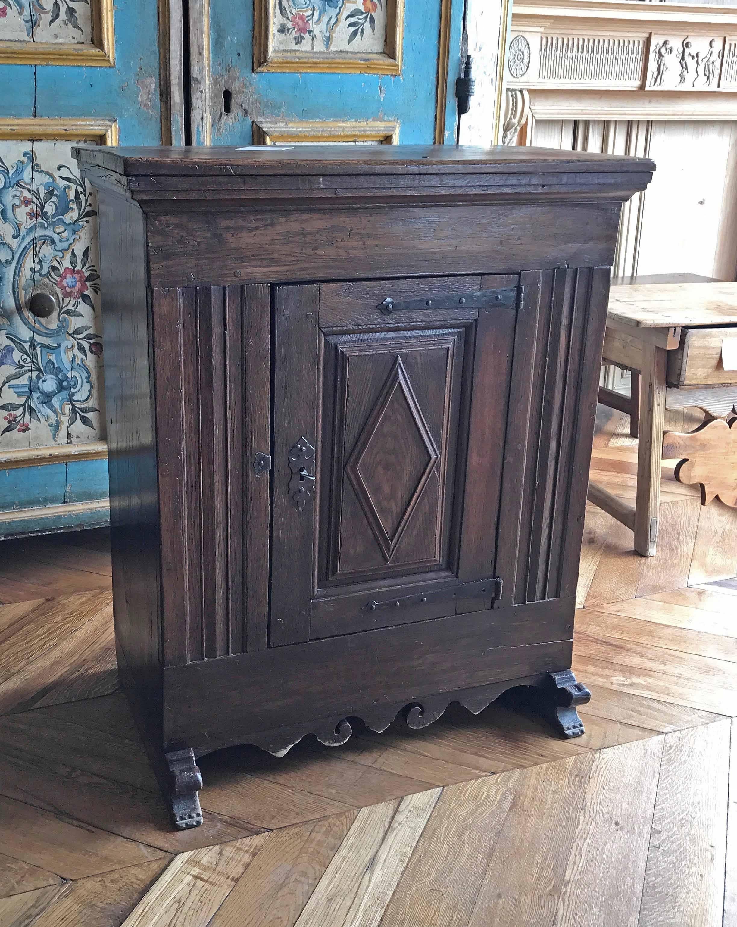 Antique Spanish carved end table with front door.

Origin: Spain, 

circa 1815

Measurements: 30 1/4