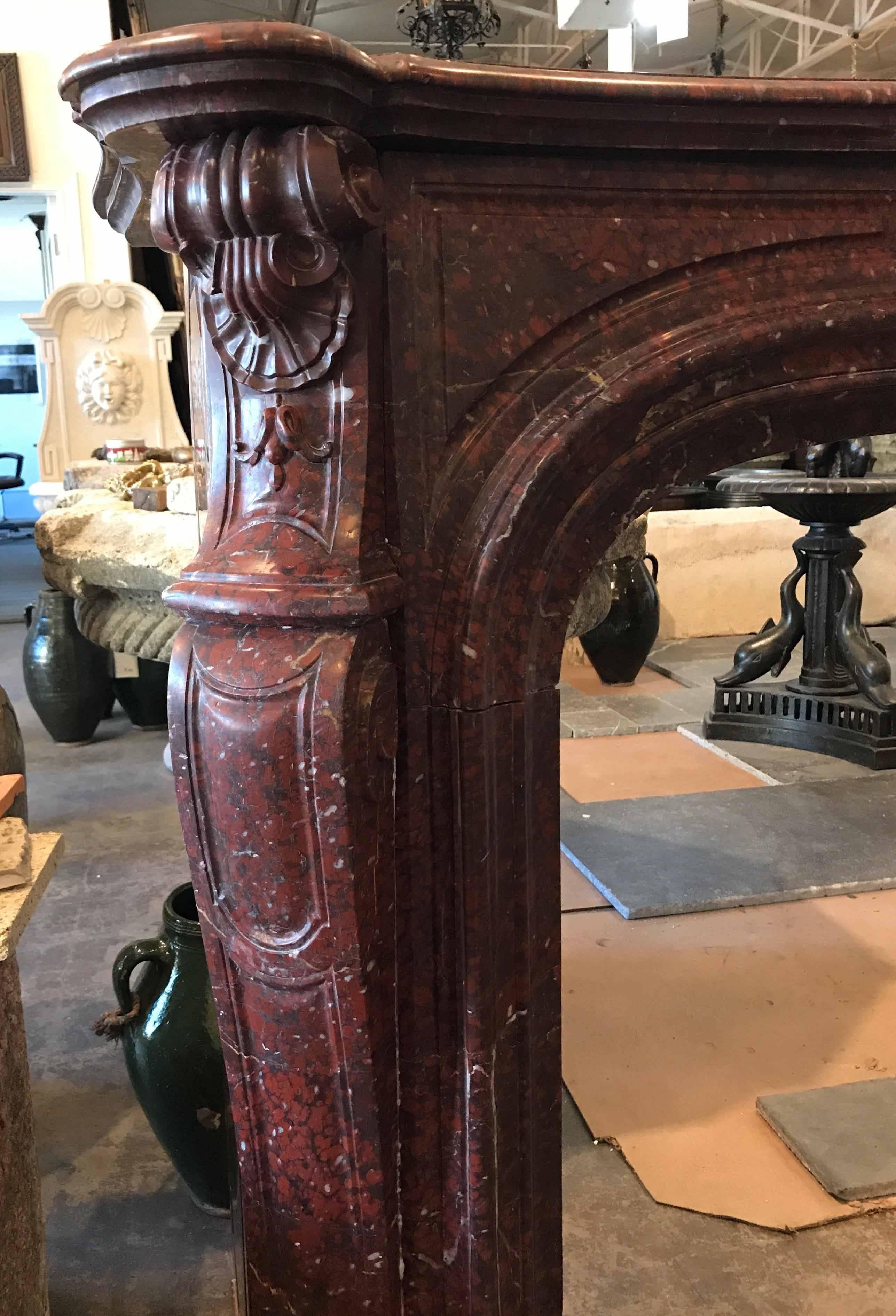 Français Cheminée ancienne en marbre Griotte Rouge, vers 1820 en vente