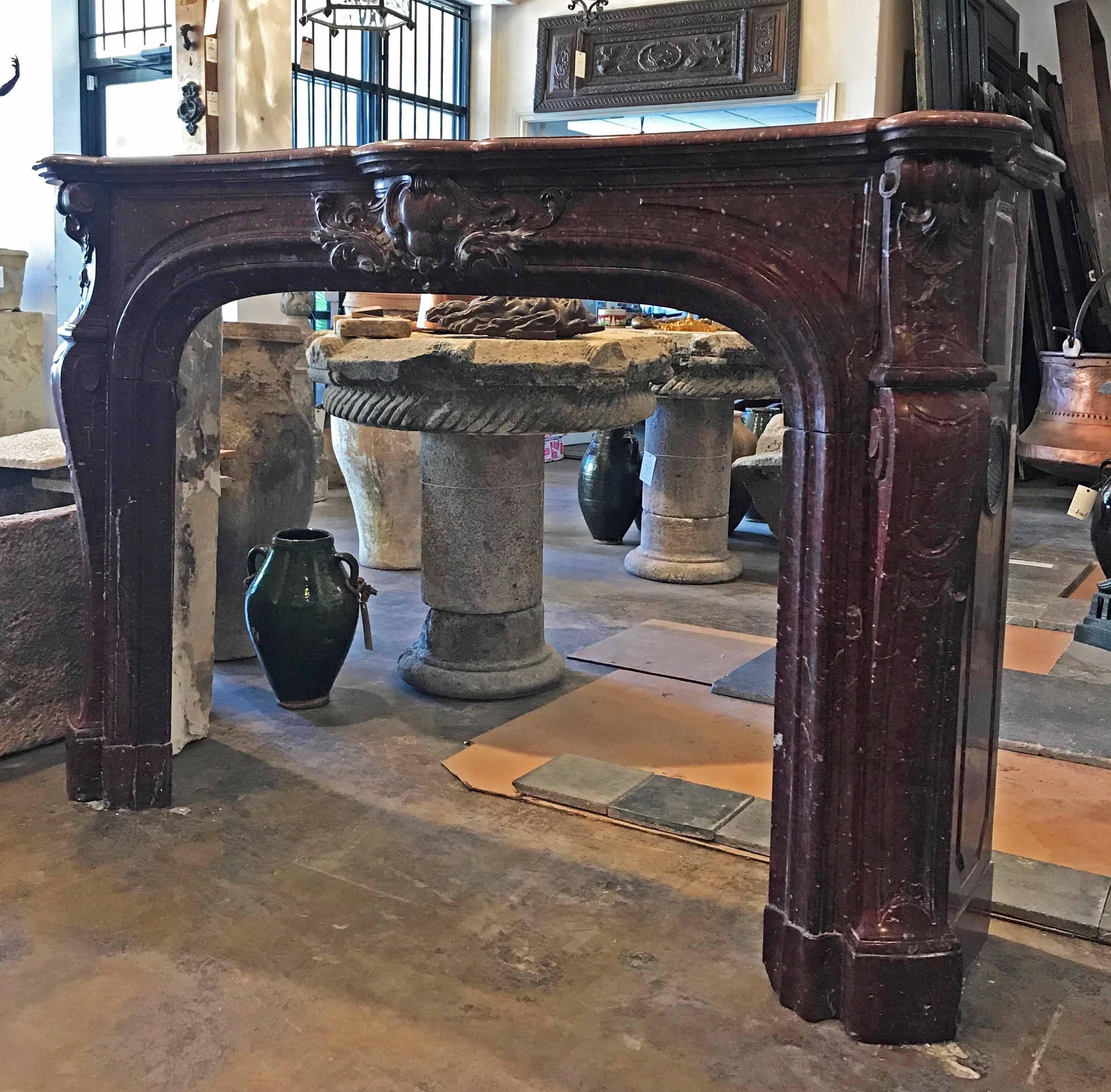 Cheminée ancienne en marbre Griotte Rouge, vers 1820 Bon état - En vente à Dallas, TX
