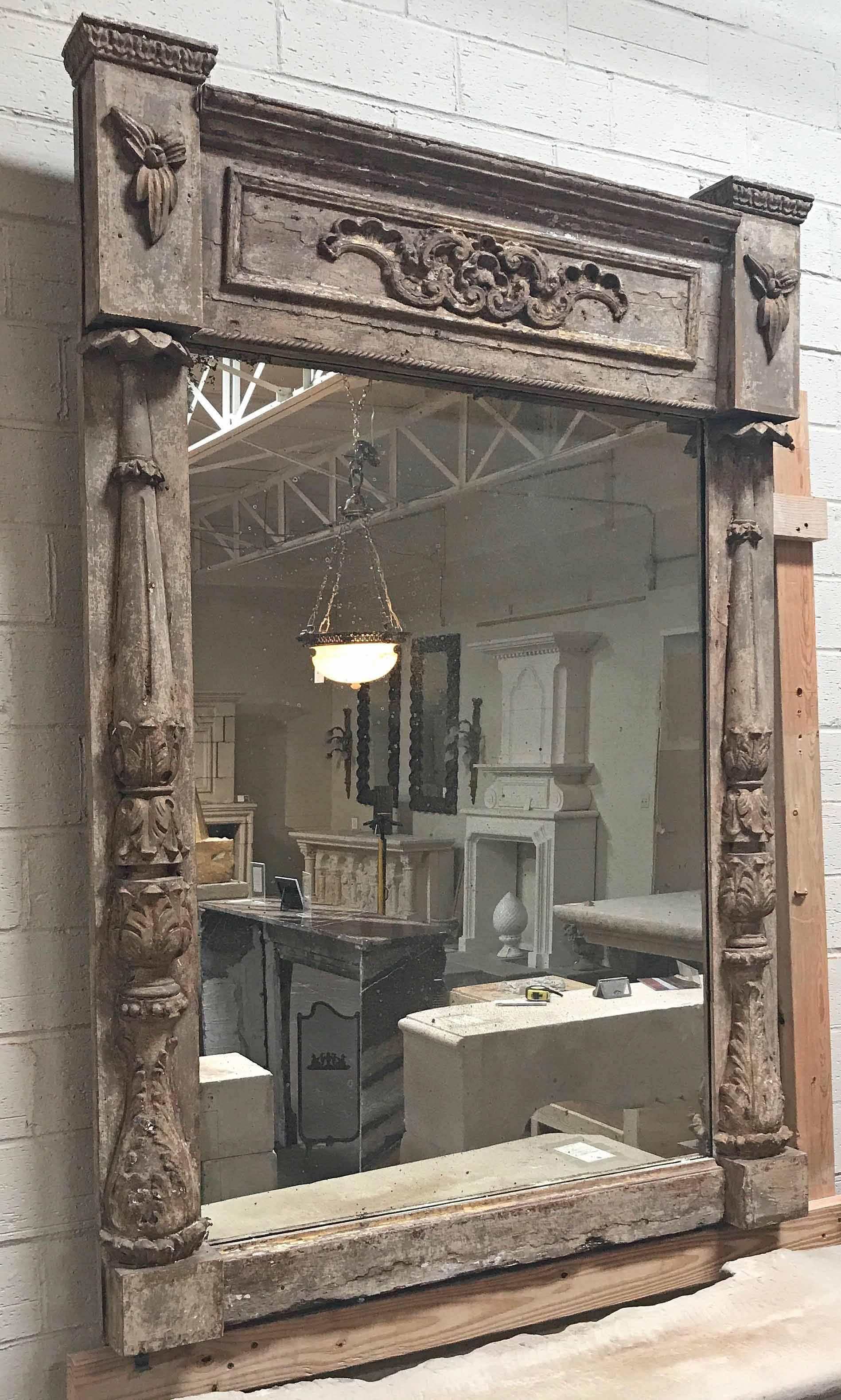 Miroir d'architecture ancien à encadrement doré à la feuille, la plaque rectangulaire étant flanquée de colonnes d'acanthe évasées.

Origine : Suède

vers 1850.

Mesures : 46 3/4