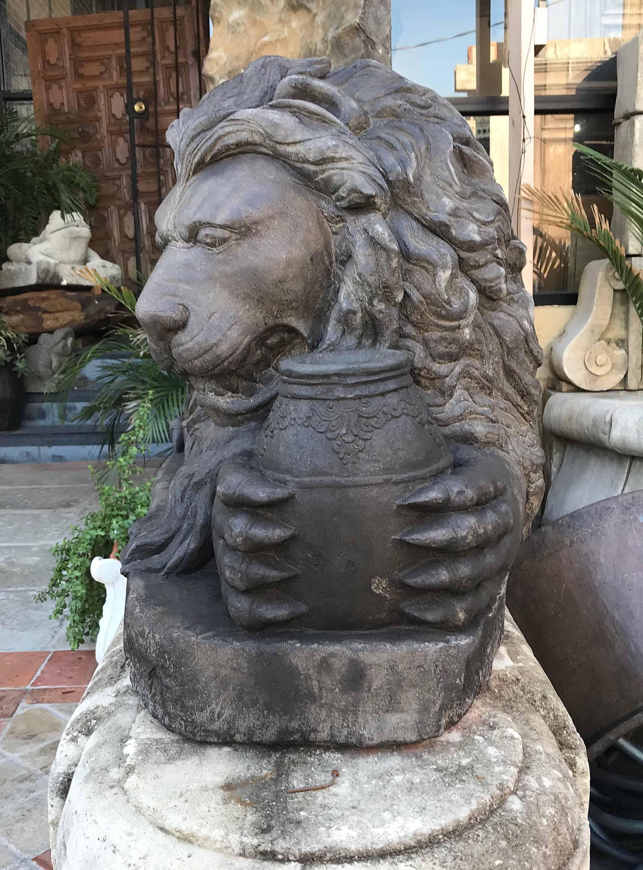 Pareja de leones antiguos de piedra caliza, hacia 1850 en venta 2