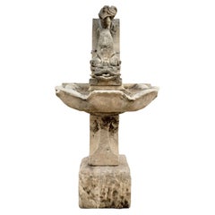 Fontaine murale ancienne en pierre calcaire française