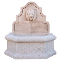 Fontaine murale contemporaine Lion en pierre calcaire française