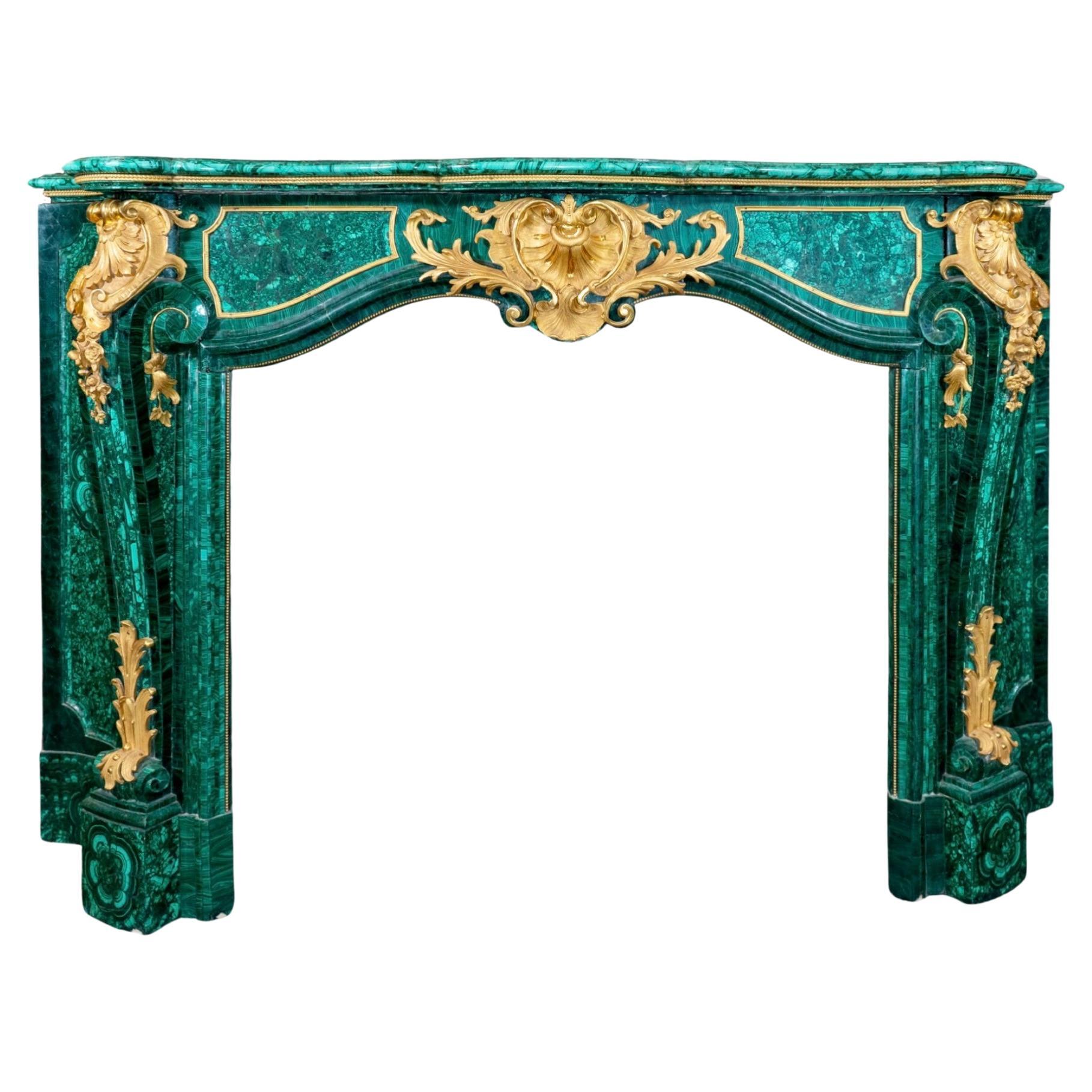 Cheminée de style Louis XIV en bronze doré et malachite