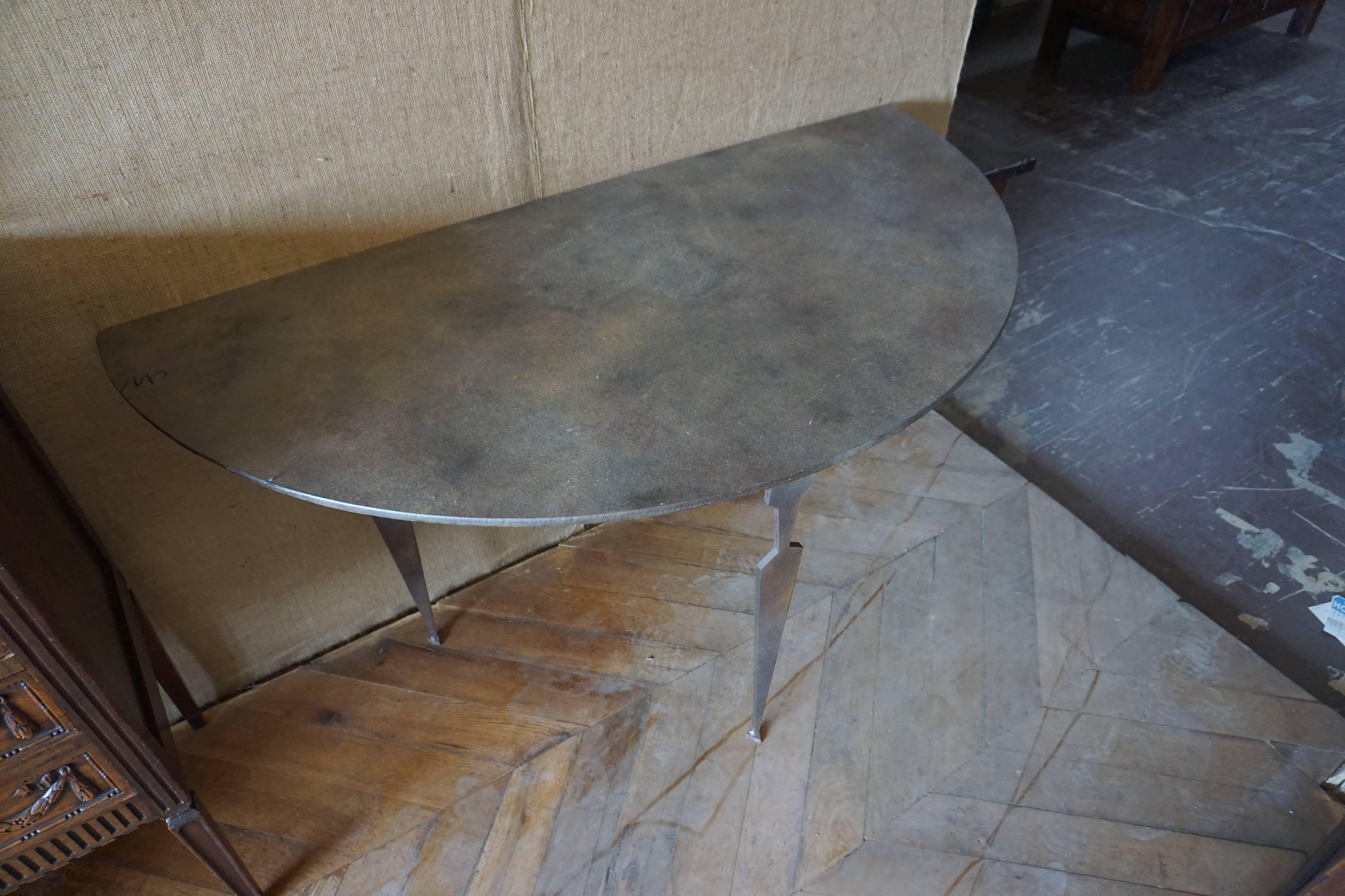 Dieser schöne Eisentisch ist eine perfekte Ergänzung für jede moderne oder übergangslose Einrichtung. Detaillierte, klare Linien und ein geometrisches Muster auf den Beinen. Dieser Tisch ist mit der Signatur des Künstlers 