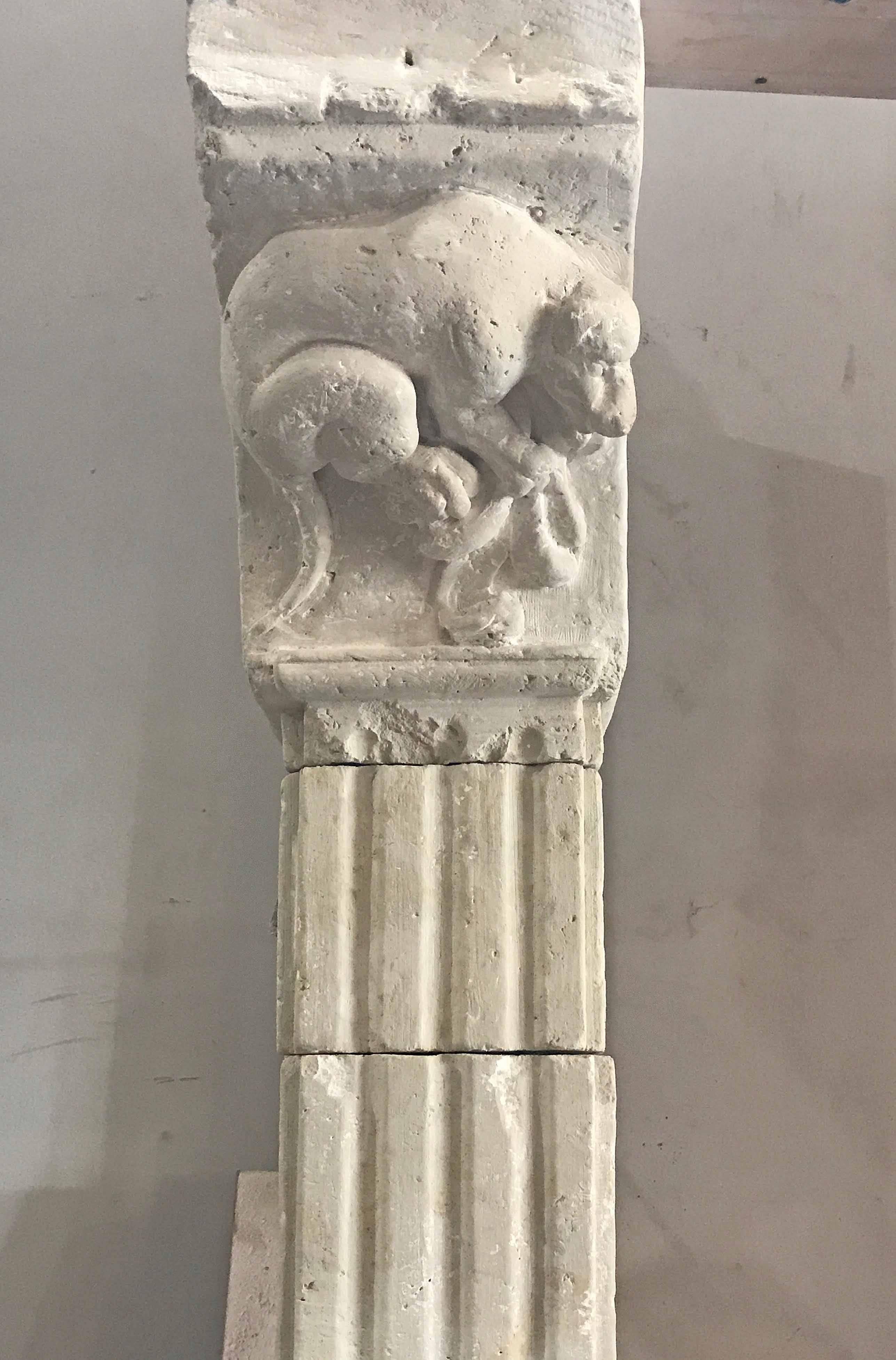XVIIIe siècle et antérieur Grande cheminée de style néo-renaissance, provenant de la vallée de la Loire en vente
