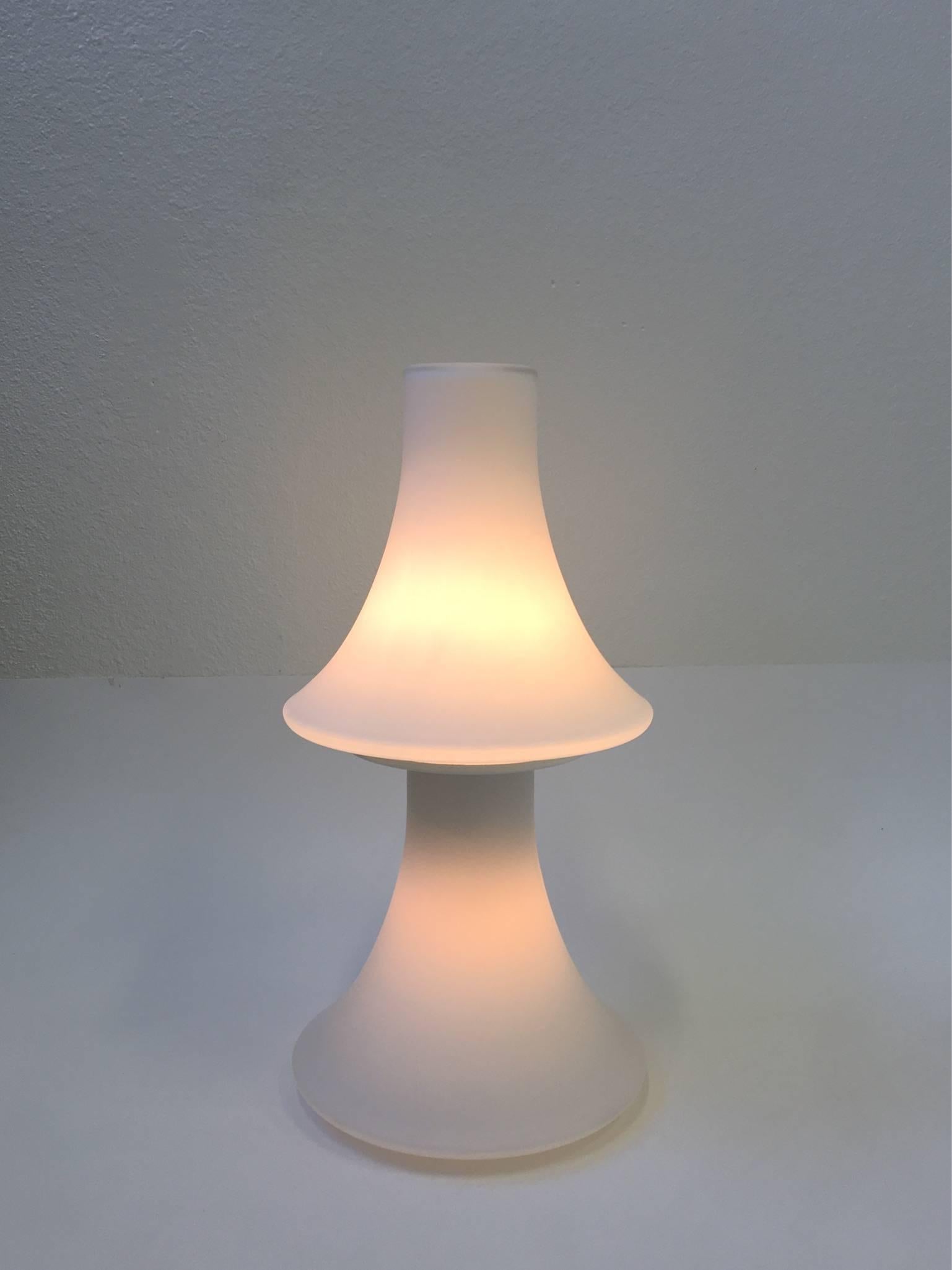 White Frosted Glass Table Lamp by Laurel Lamps In Excellent Condition For Sale In Palm Springs, CA
