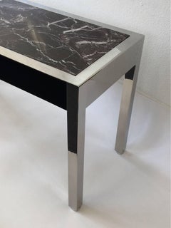Console in acciaio inox lucido e marmo con cassetti di Pace Collection