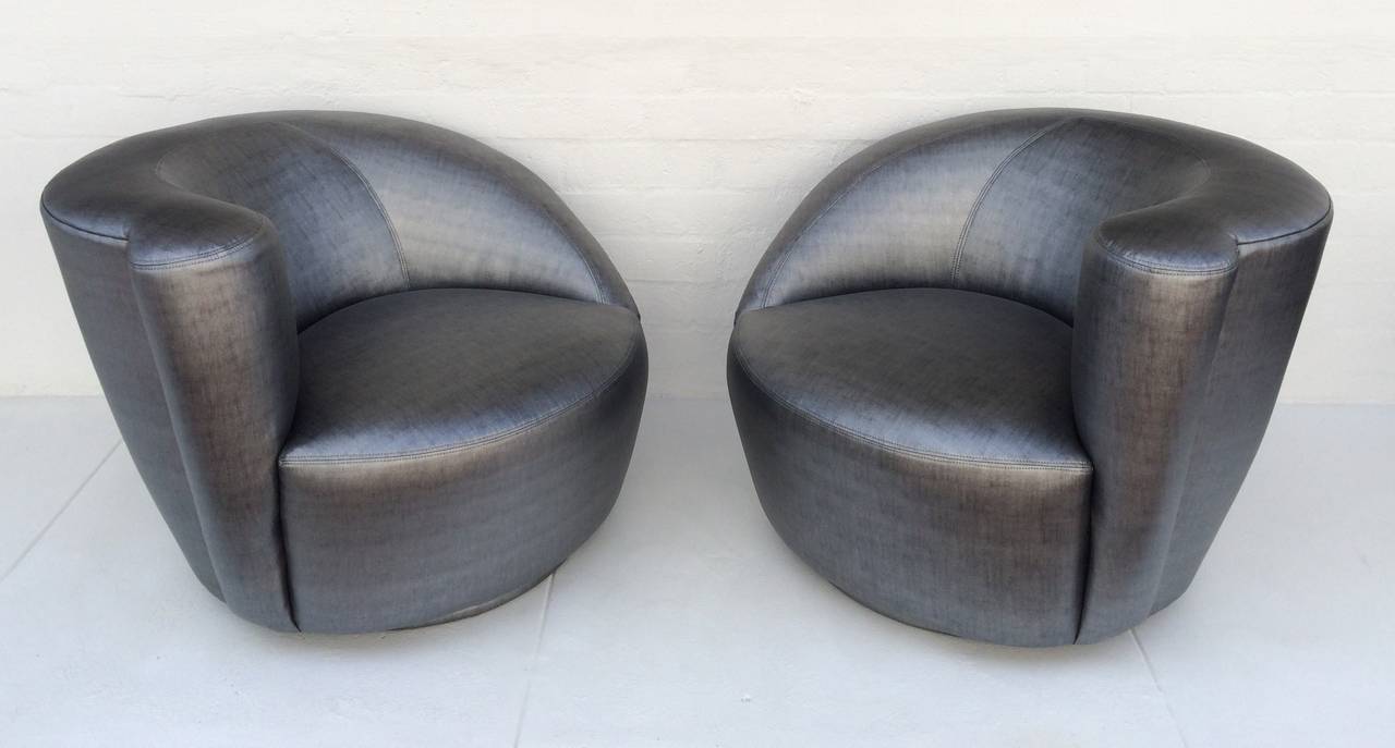 Pair of Swivel Chairs Lounge Chairs by Vladimir Kagan In Excellent Condition In Palm Springs, CA