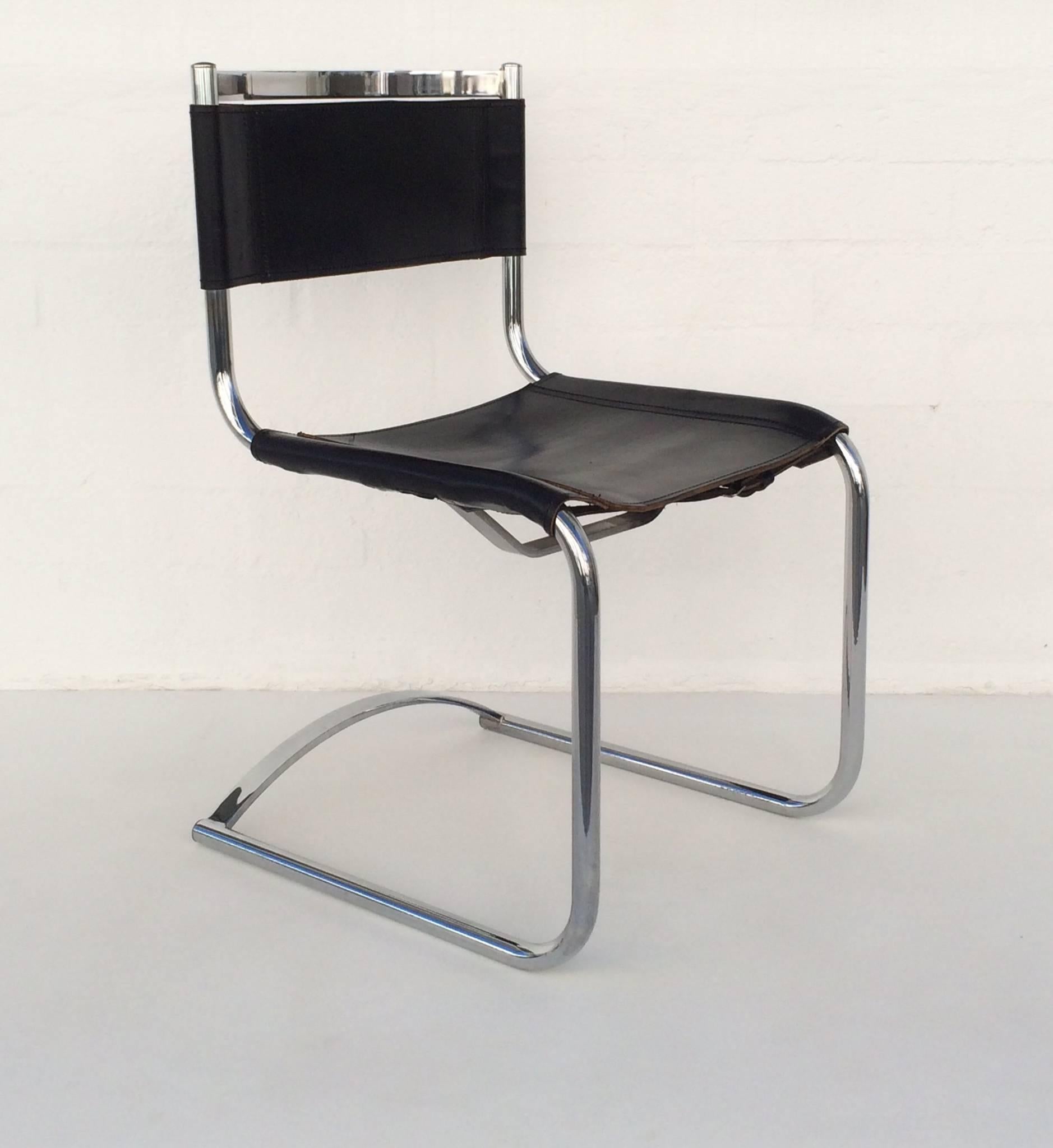 Milieu du XXe siècle Ensemble de six chaises de salle à manger en chrome et cuir de selle attribuées à CY Mann en vente