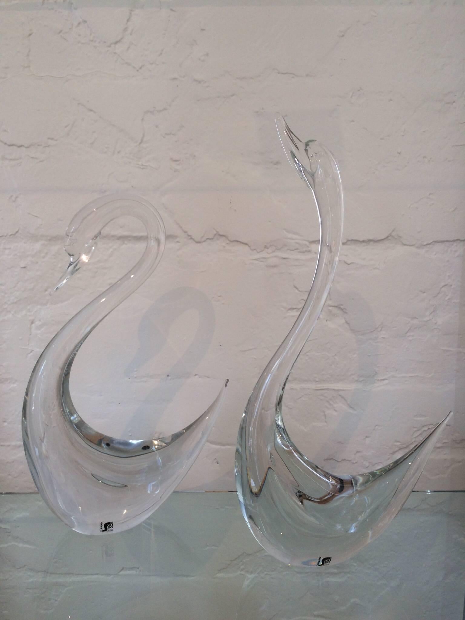 Stunning pair of clear Murano glass swans. 
Designed by Seguso, circa 1970s.
Larger swan is 17.5