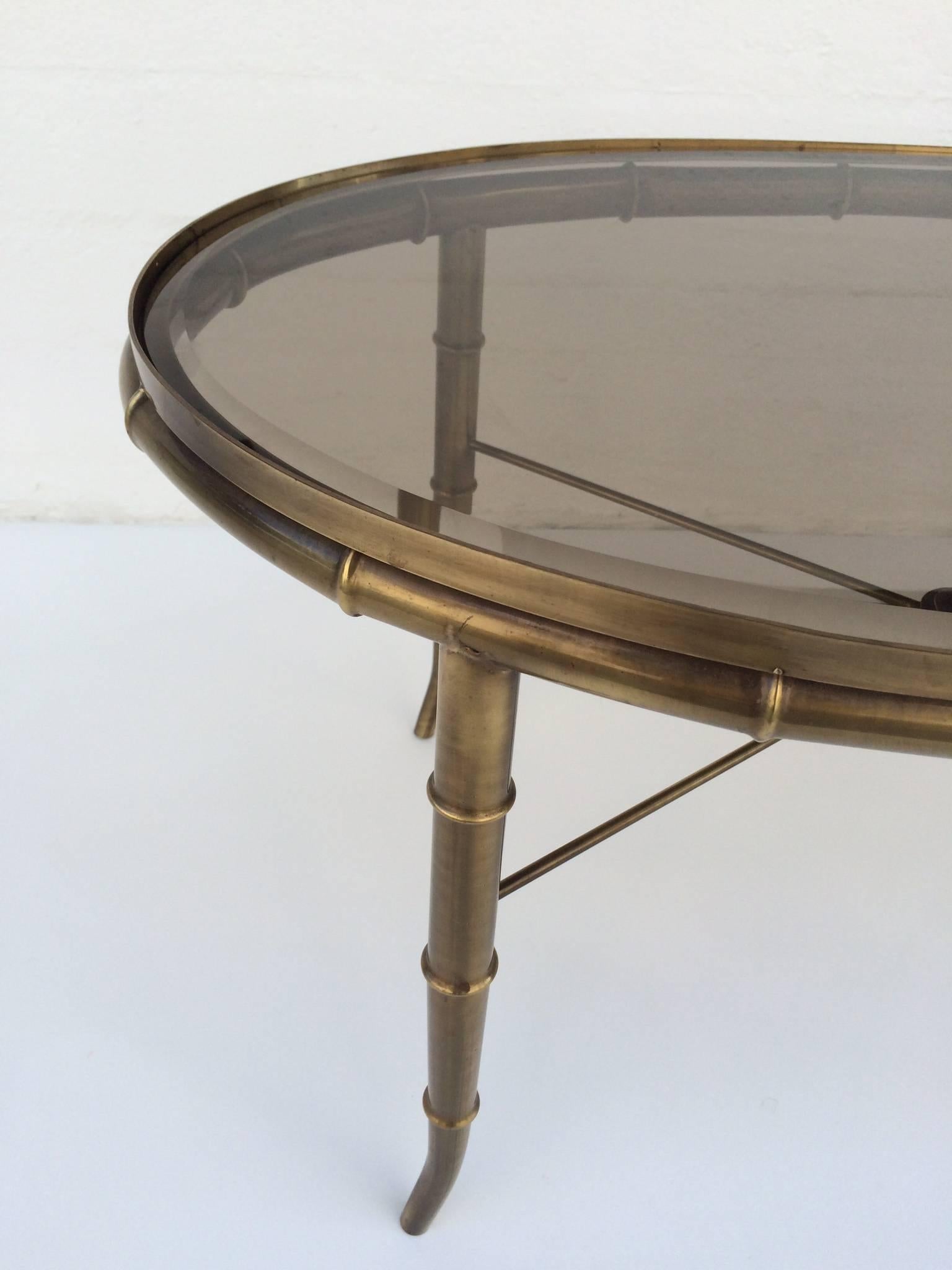 Paire de tables d'appoint en laiton vieilli et faux bambou de Mastercraft.  en vente 2