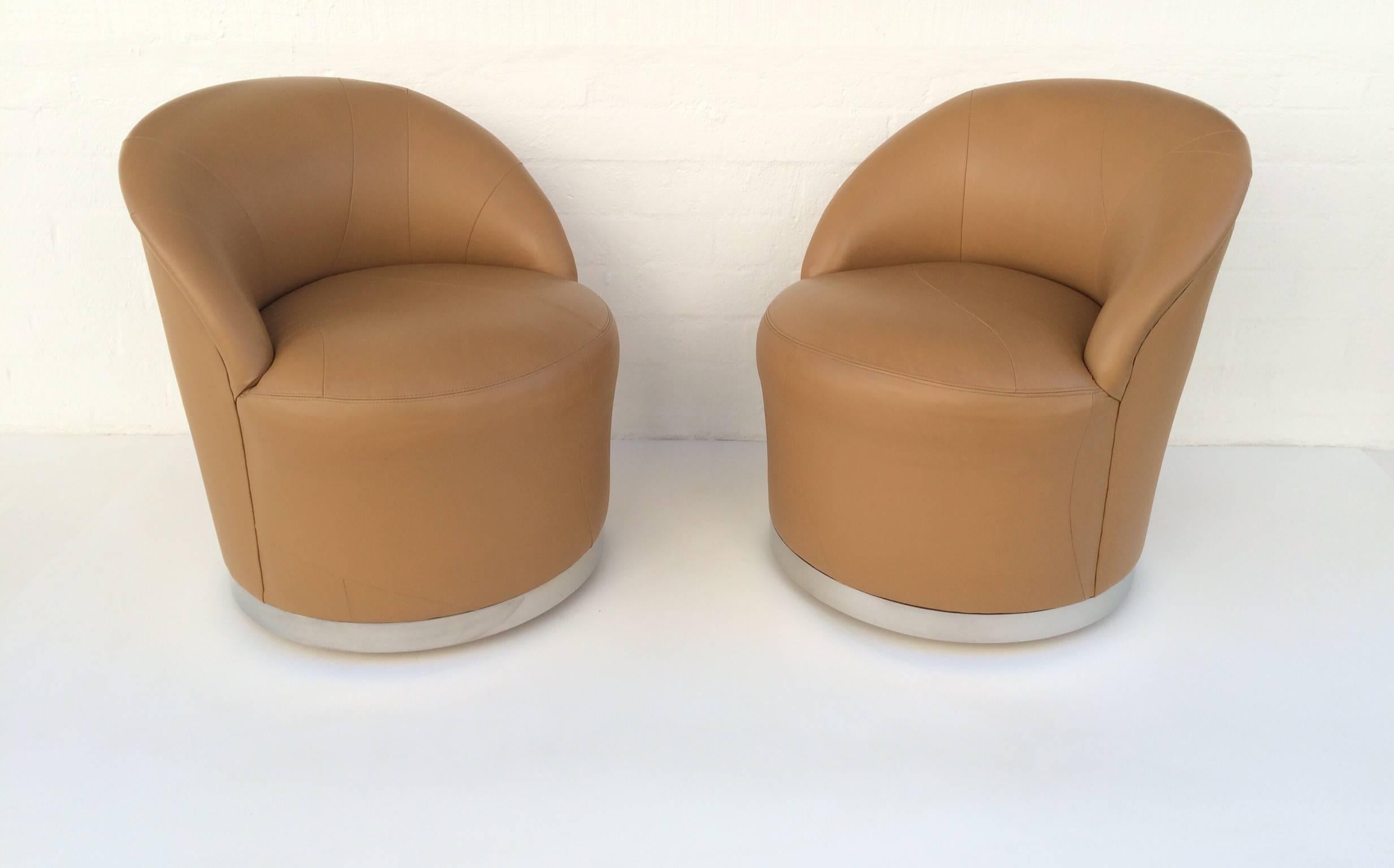 Patchwork Ensemble de quatre chaises pivotantes en cuir et chrome de J Robert Scott & Associates en vente