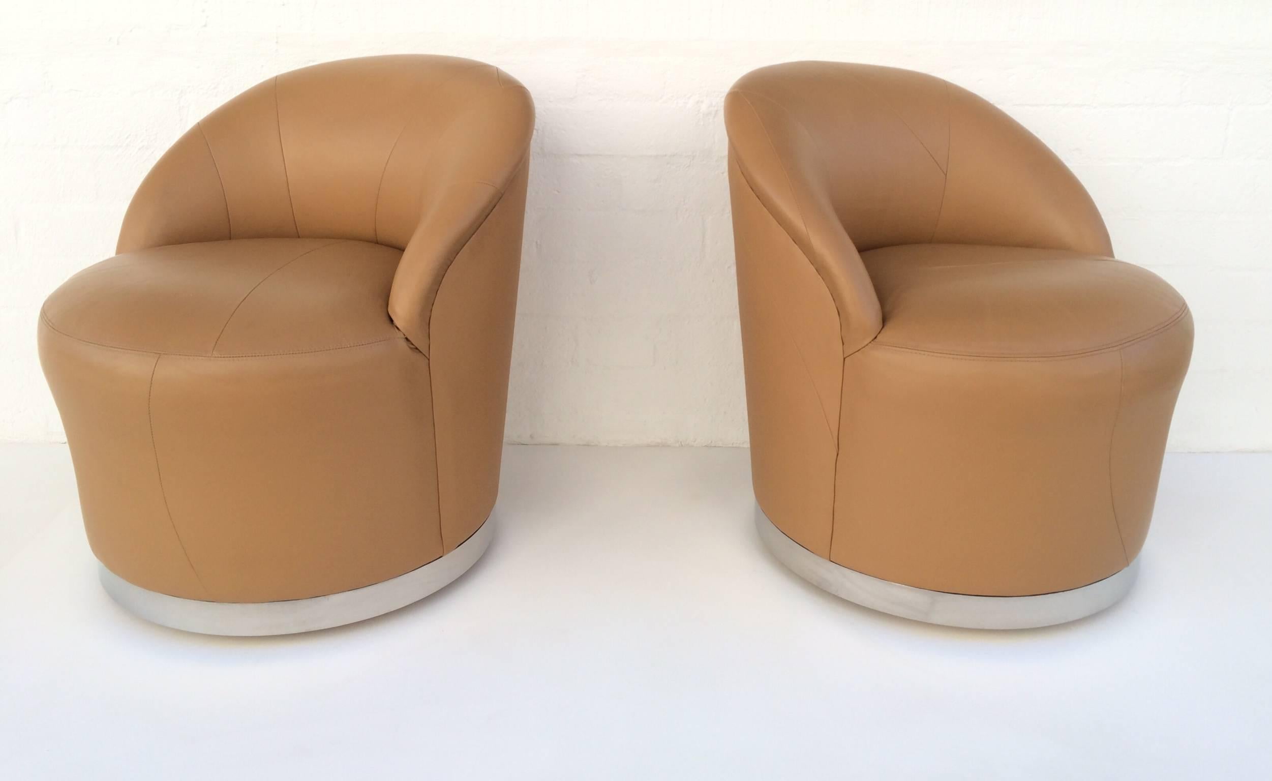 Américain Ensemble de quatre chaises pivotantes en cuir et chrome de J Robert Scott & Associates en vente