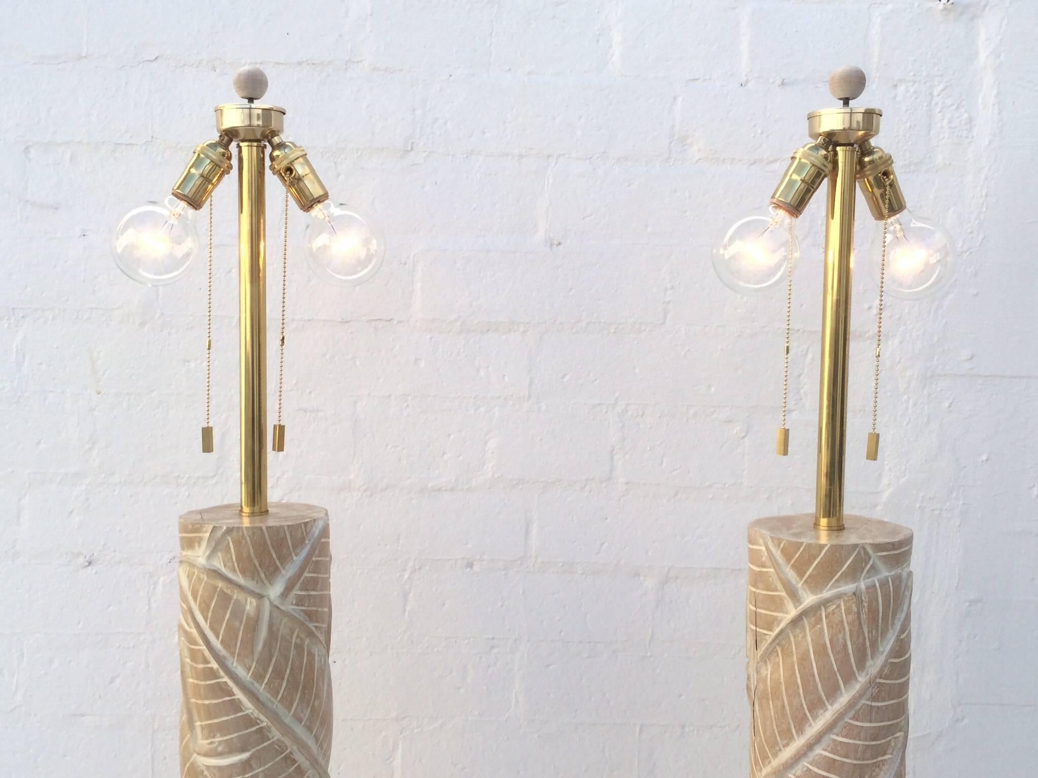 Américain Paire de lampadaires en bois sculpté en vente
