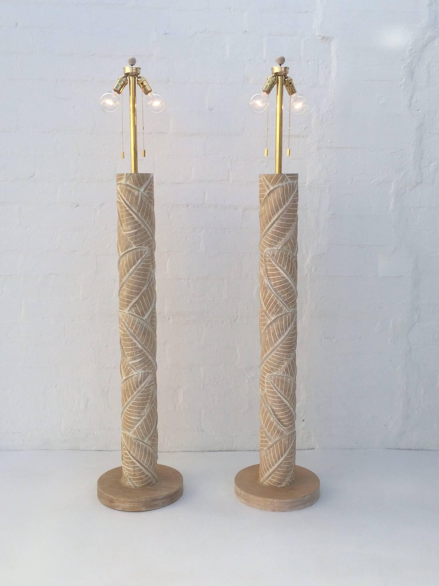 Stehlampen aus geschnitztem Holz, Paar (Moderne der Mitte des Jahrhunderts) im Angebot