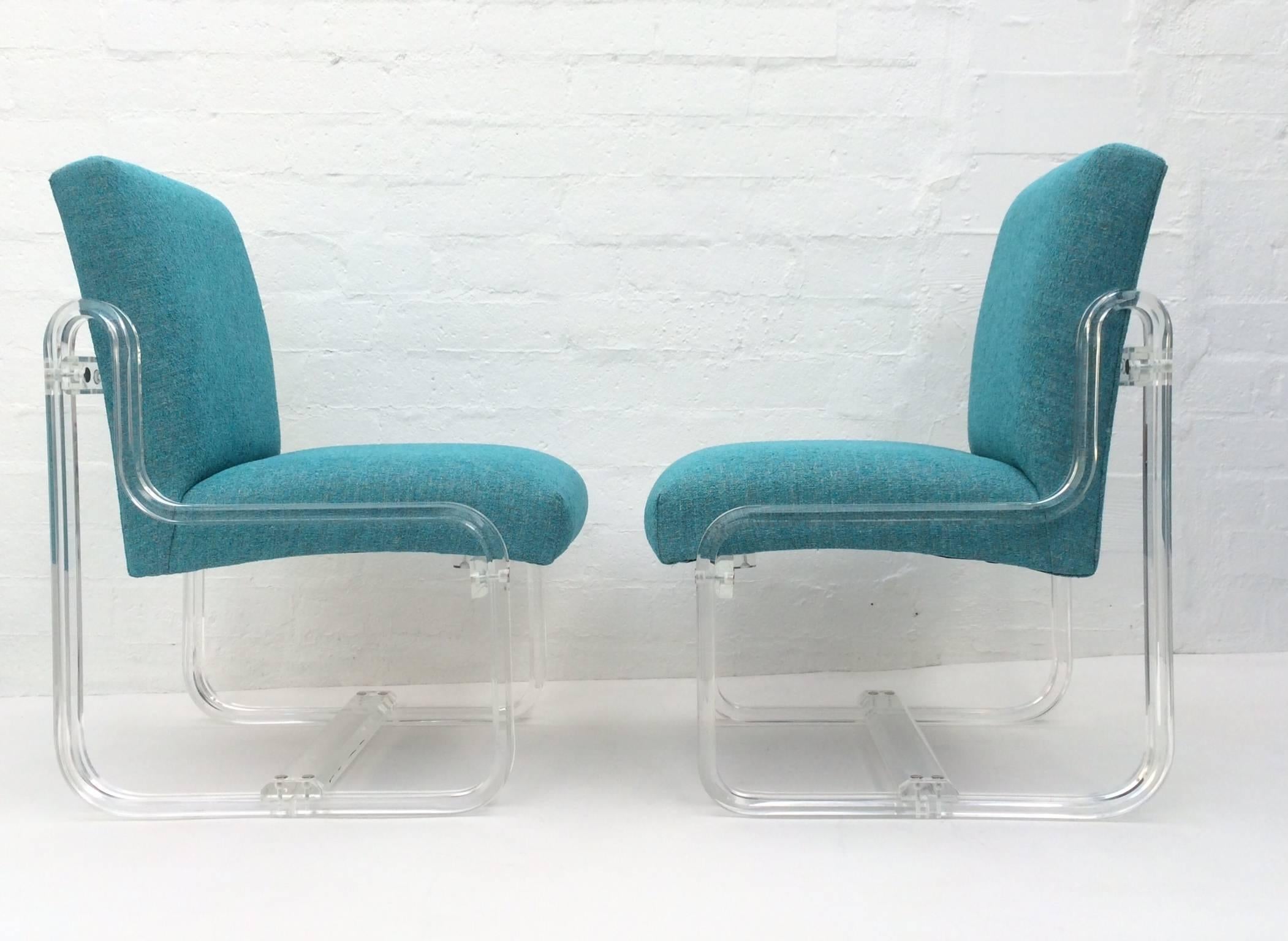 Moderne Ensemble de quatre chaises de salle à manger en acrylique par Vivid en vente