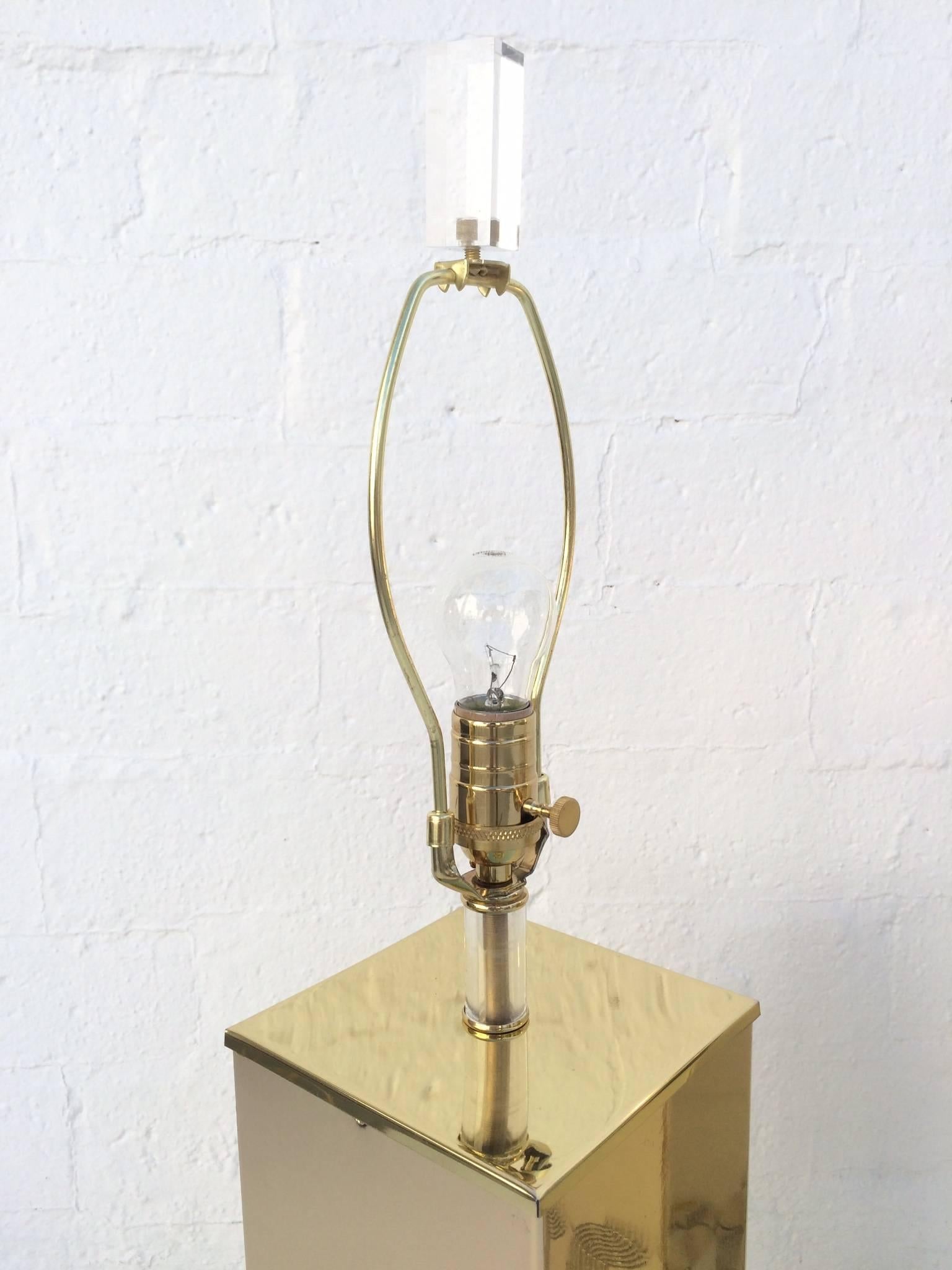Tischlampen aus poliertem Messing und Acryl (Ende des 20. Jahrhunderts) im Angebot
