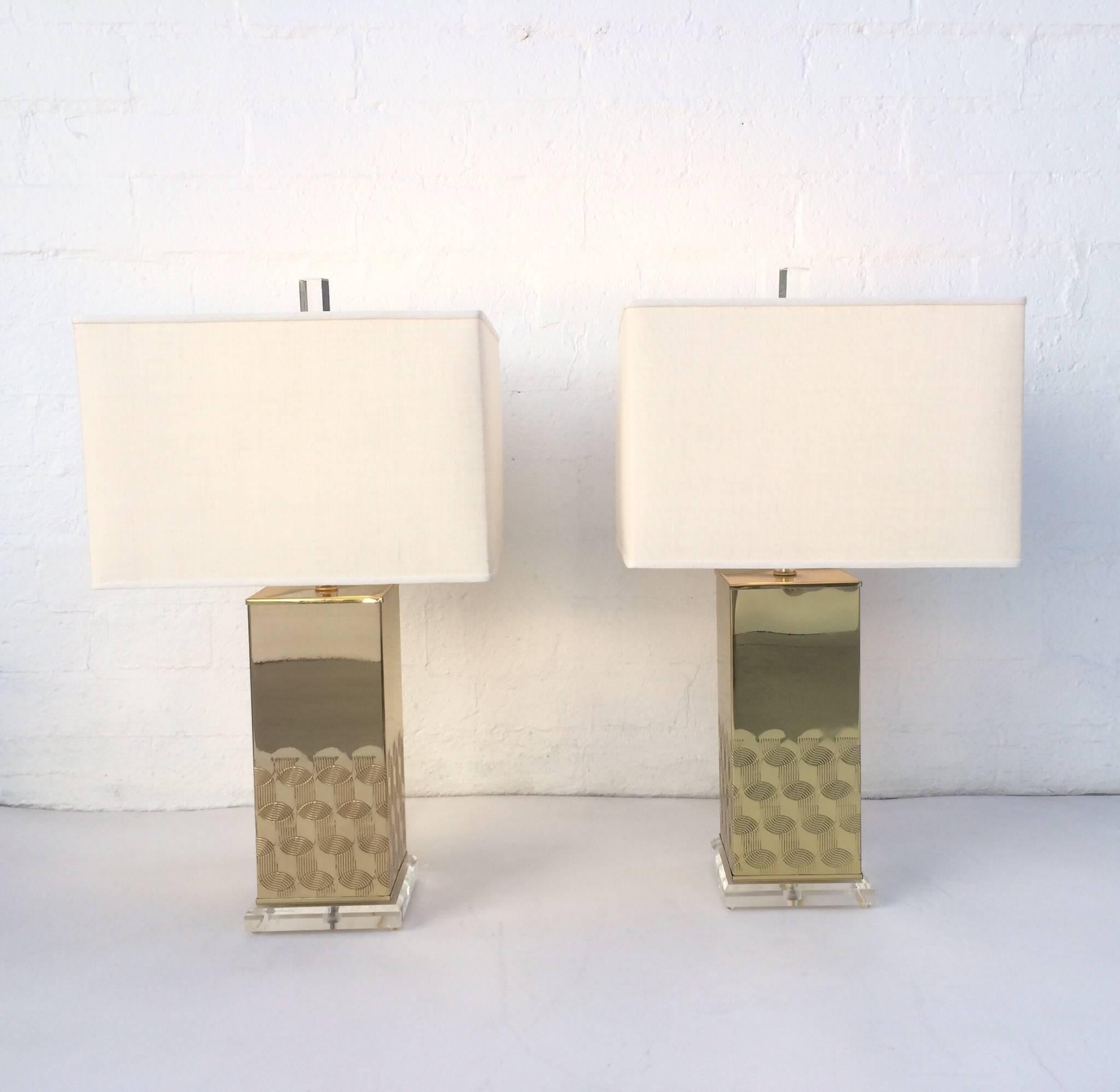 Lampes de table laiton poli et acrylique en vente 2
