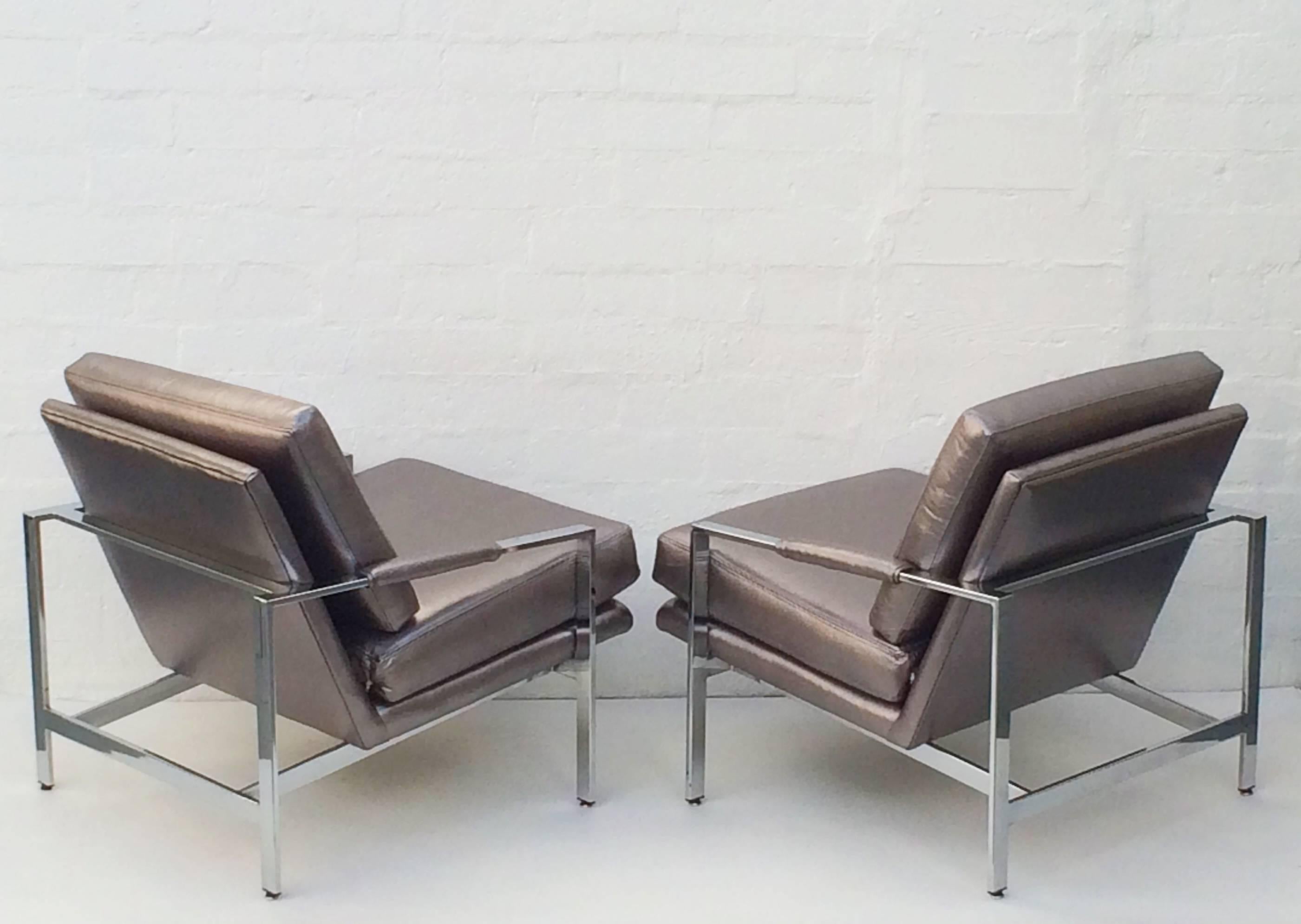 Beautiful pair of chrome and leather lounge chairs design by Milo Baughman for Thayer Coggin in the 1960s.
The frames are in excellent condition. They have been newly reupholstered in this beautiful metallic-antracite gray soft leather. One of the