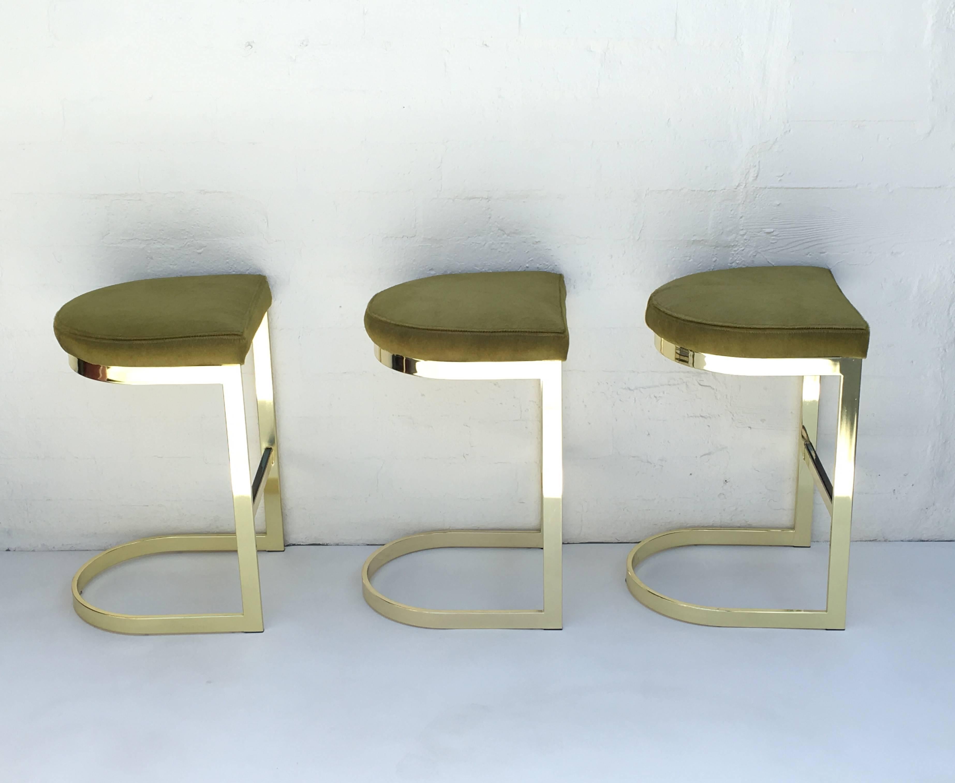 A beautiful set of three polished brass barstools designed by Milo Baughman in the 1970s.
Newly recovered in an olive green pony hide.