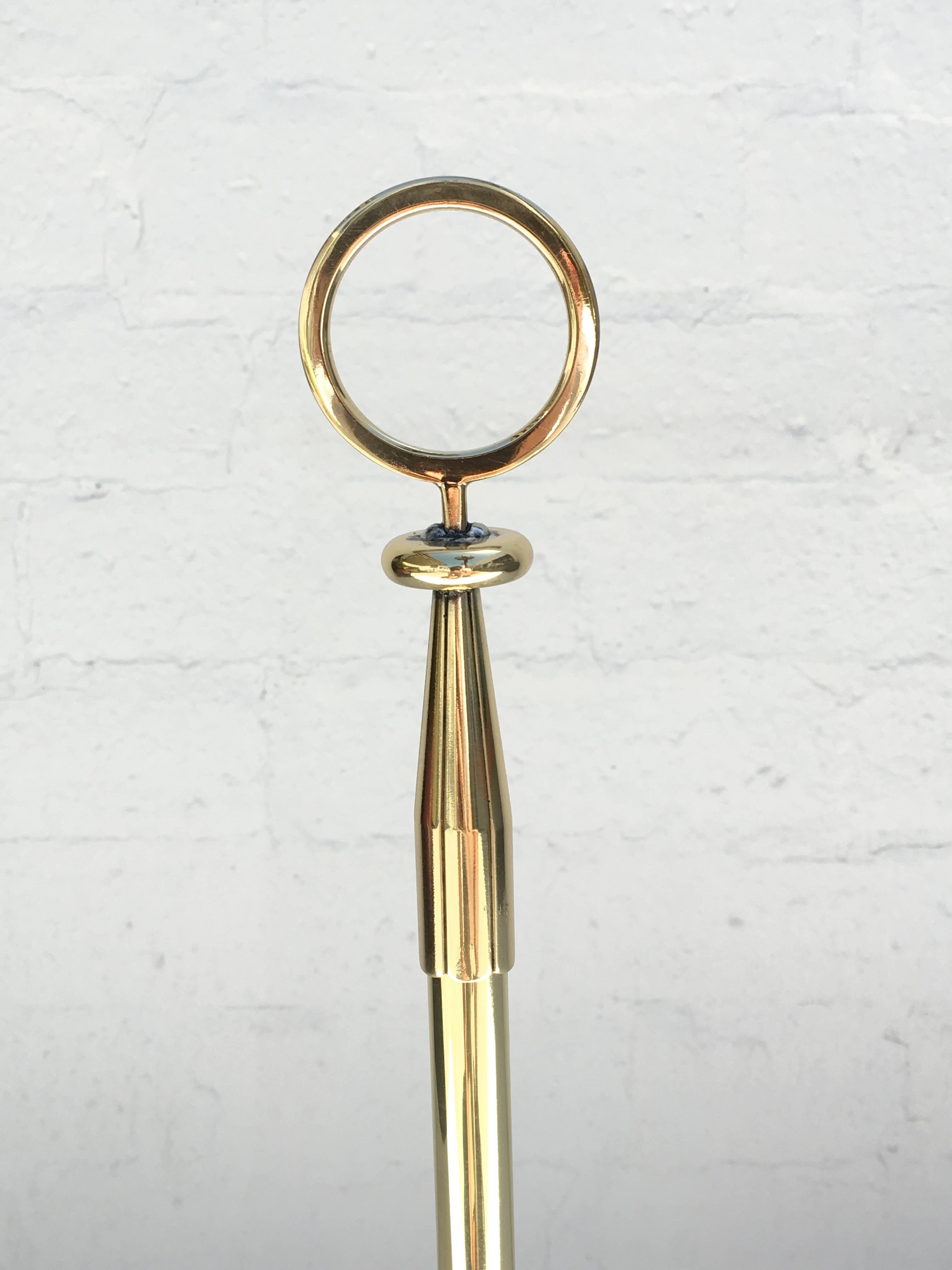 Metà XX secolo Set di candelabri a tre pezzi in ottone lucido di Tommi Parzinger in vendita