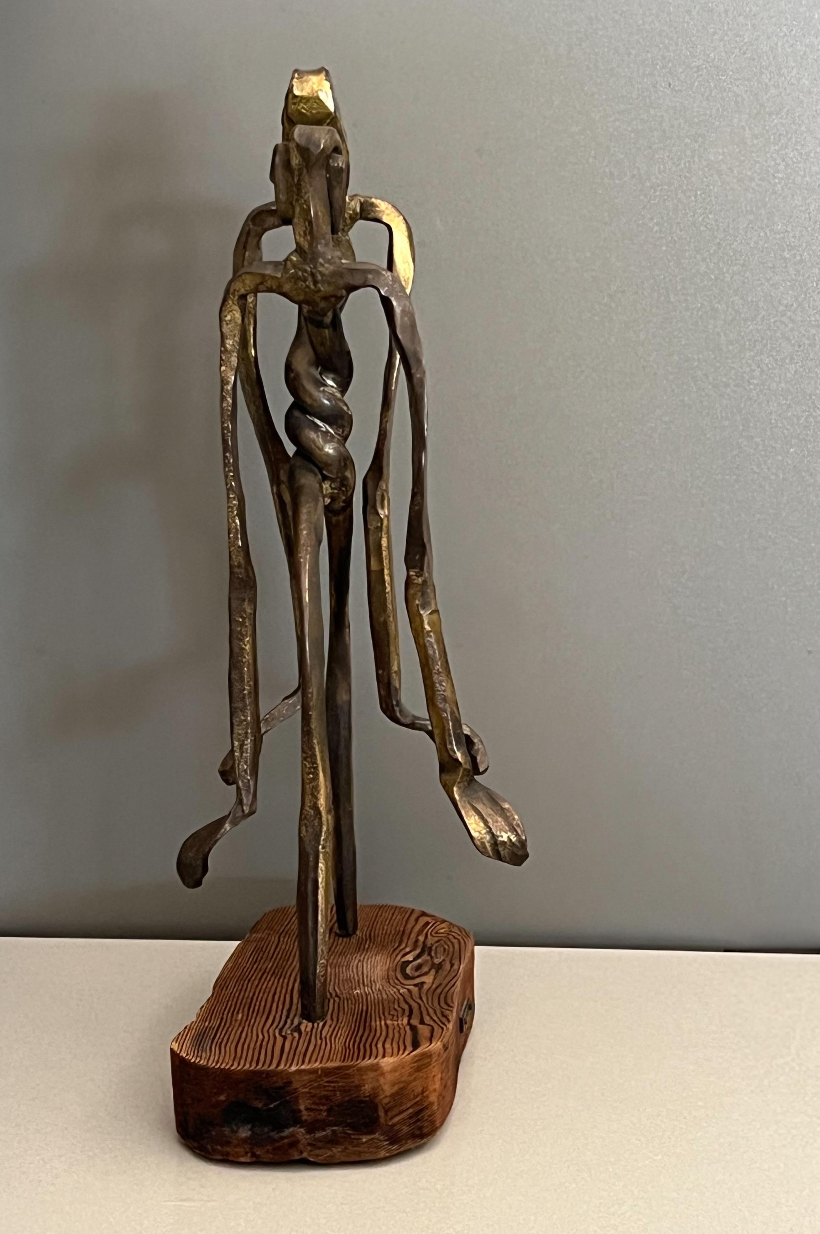 Scultura in bronzo forgiato su una base di legno dello scultore di Chicago Harold Kerr. 

Firmato sulla targhetta di metallo incastonata nella base di legno 