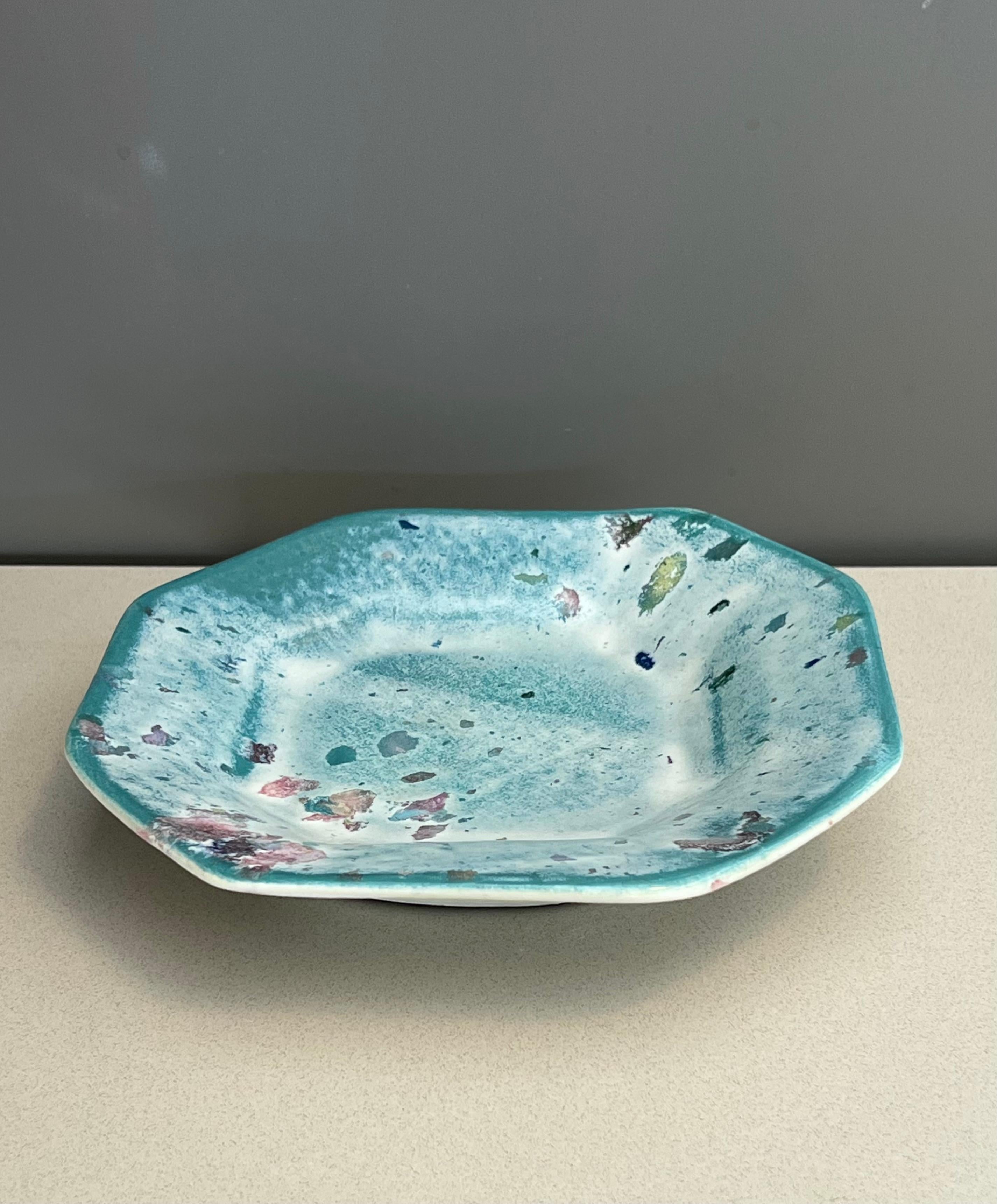 Studio ceramic decorative dish by Tony Evans for Steve Chase.
Out of a Steve Chase Design estate.
It’s signed Evan’s with partial Steve Chase label. 

Measurements: 8” Wide 8” Deep, 1.5” High. 