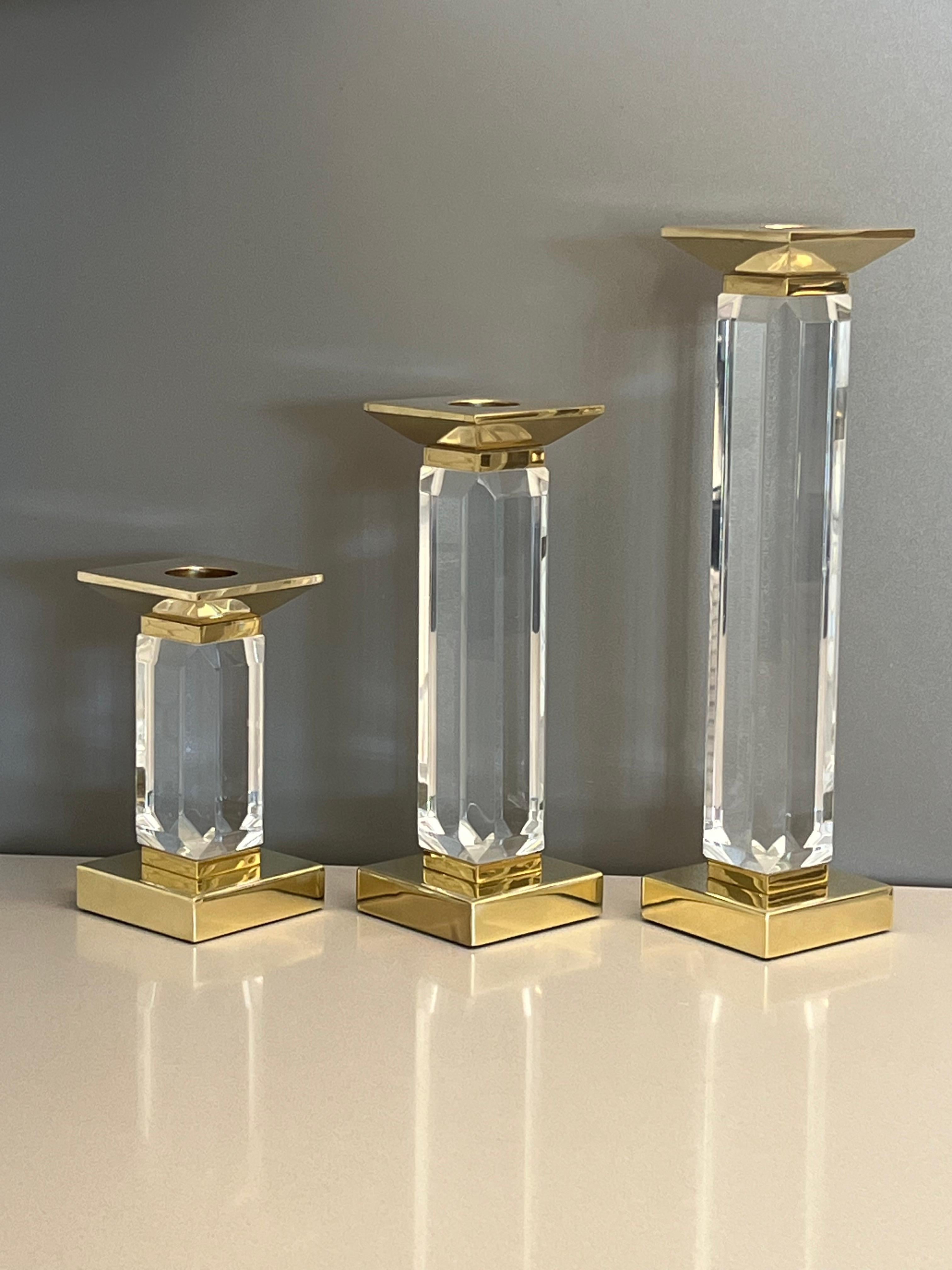 Moderno Set di tre candelieri in lucite e ottone di Charles Hollis Jones in vendita