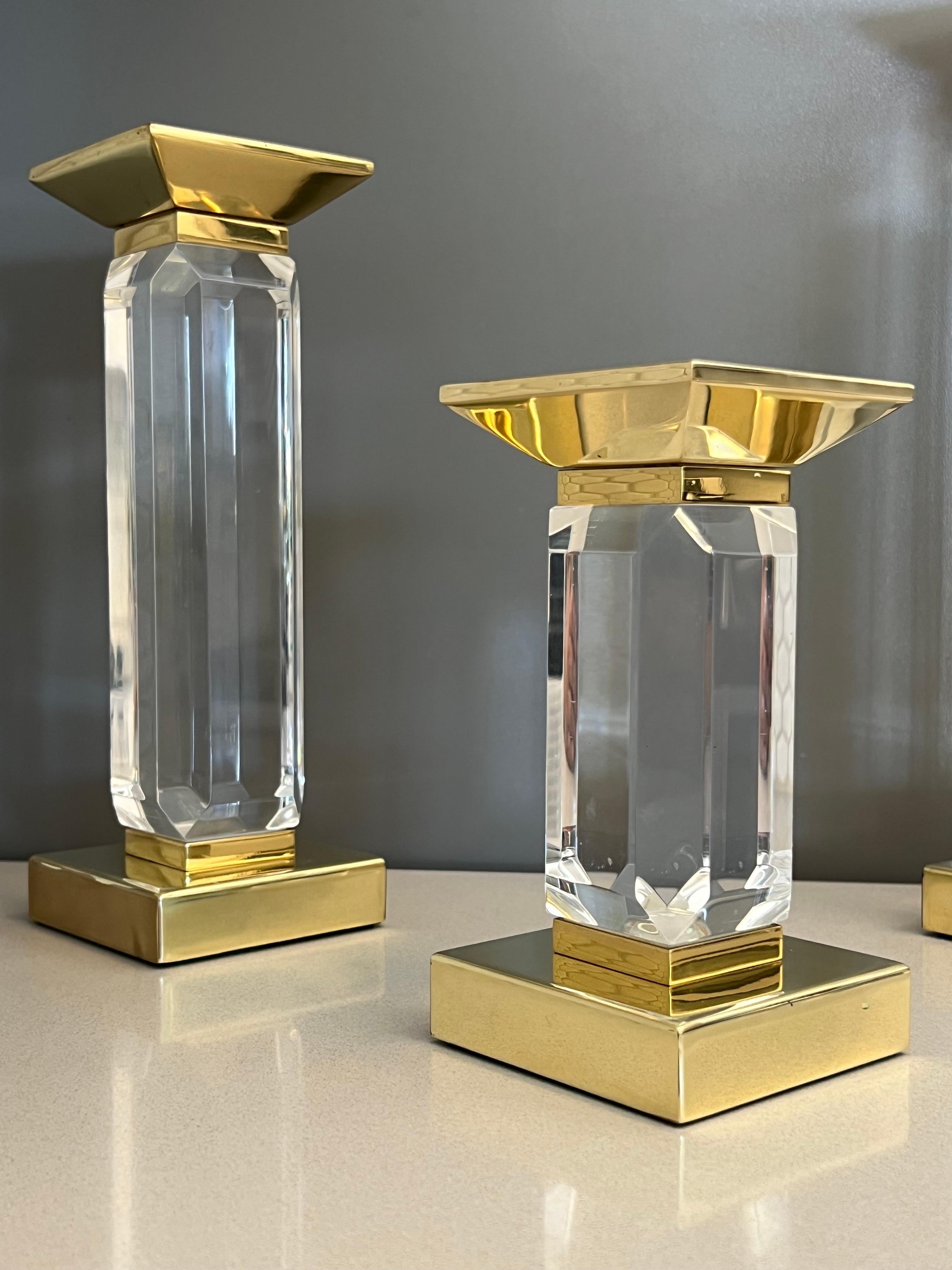 Fatto a mano Set di tre candelieri in lucite e ottone di Charles Hollis Jones in vendita
