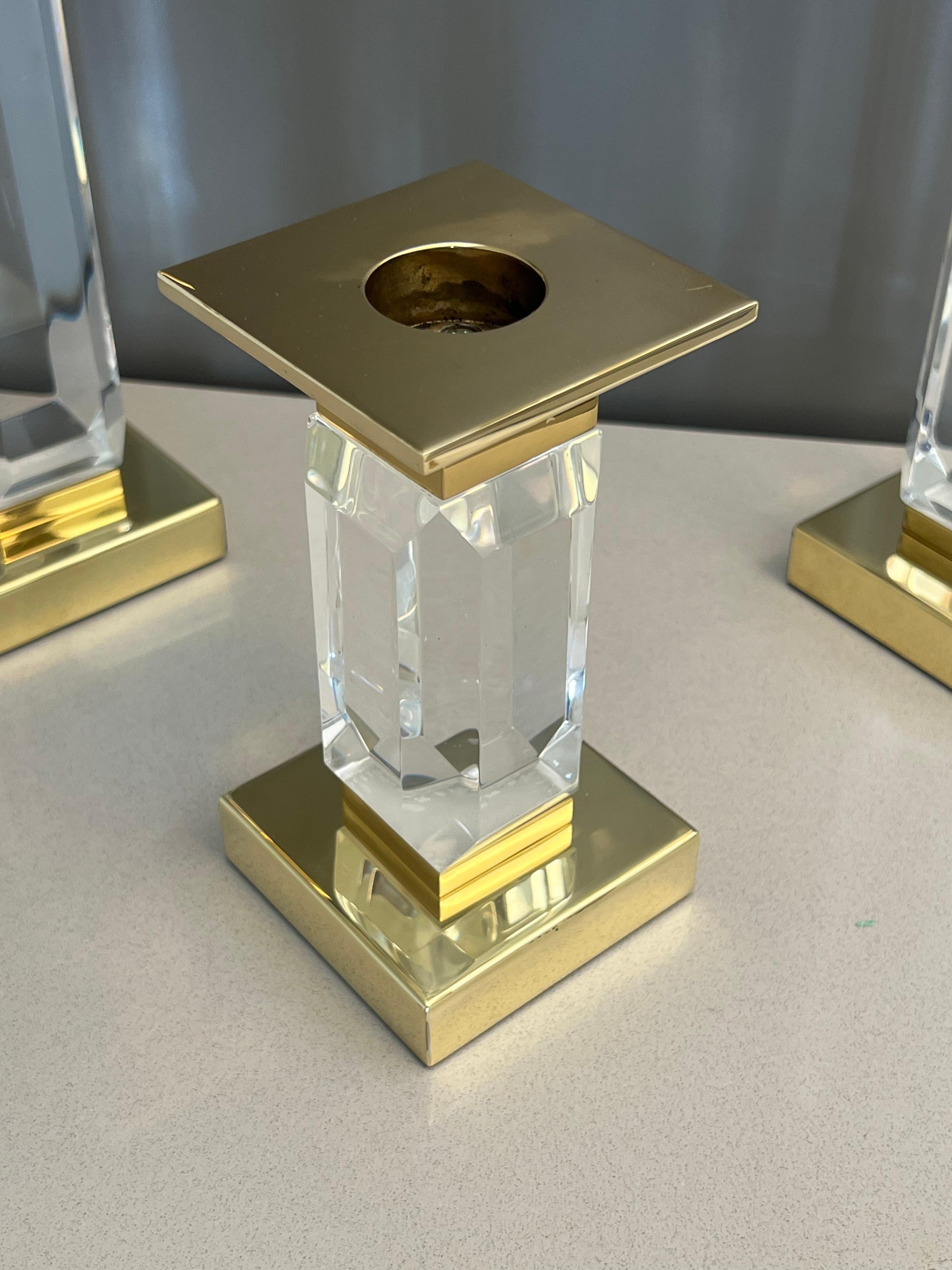 Set di tre candelieri in lucite e ottone di Charles Hollis Jones In condizioni buone in vendita a Palm Springs, CA