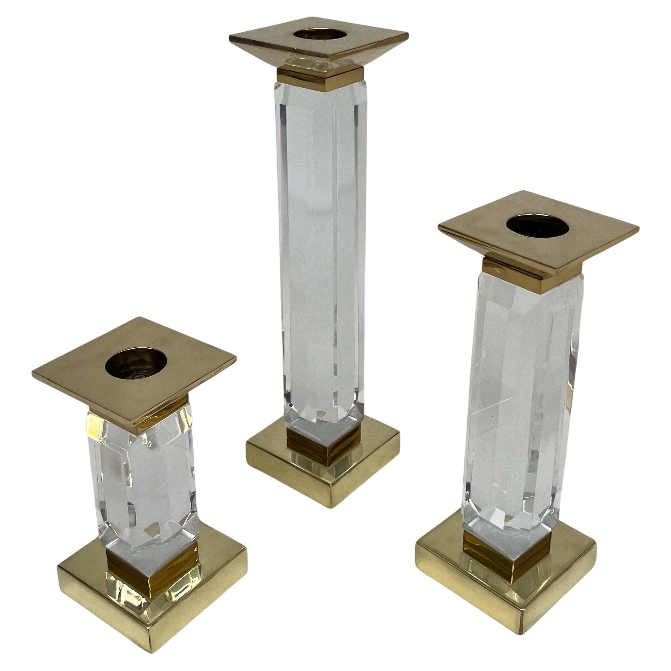Set di tre candelieri in lucite e ottone di Charles Hollis Jones in vendita