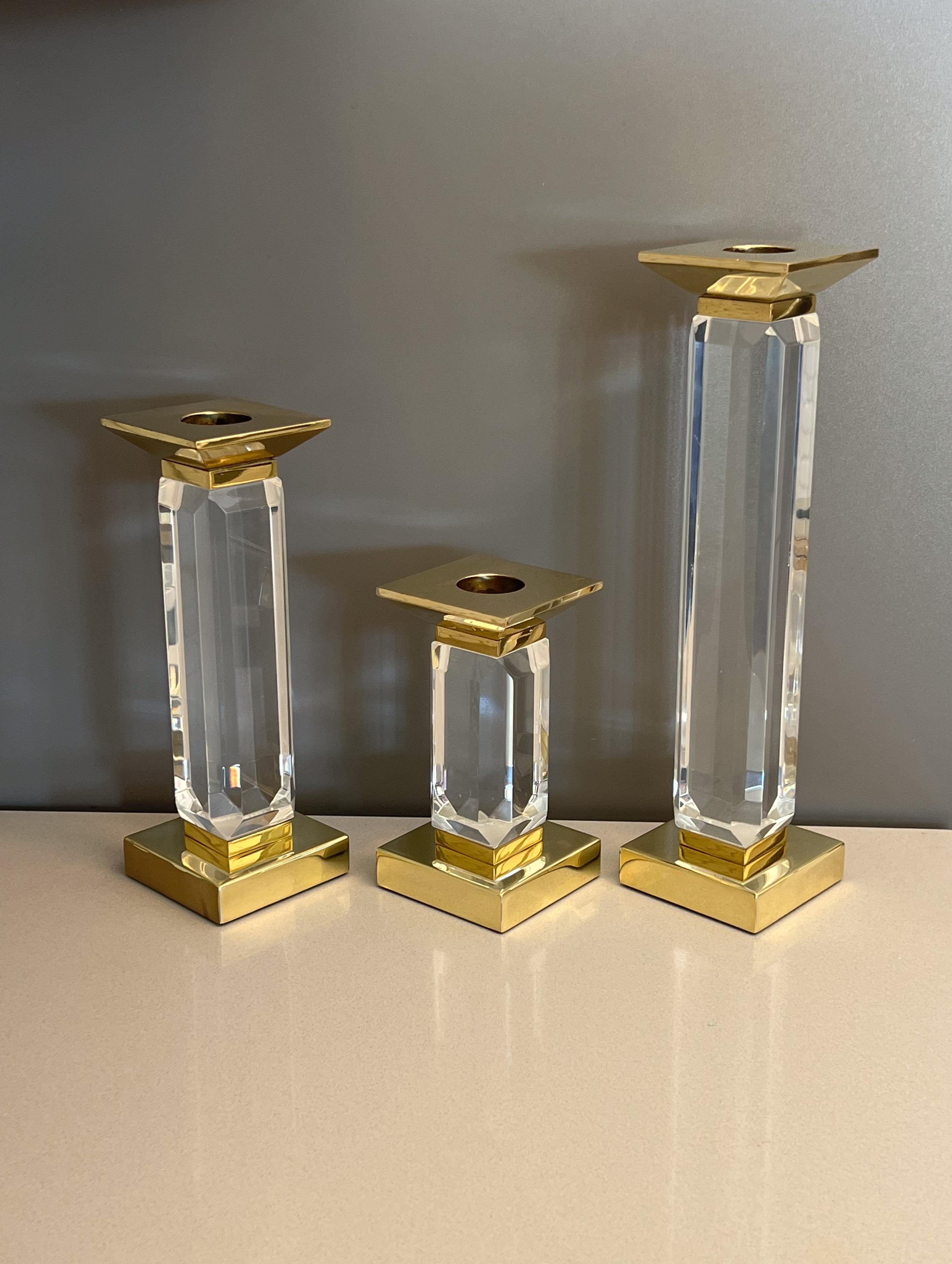 Set di tre portacandele in ottone lucido e lucite del famoso designer americano 