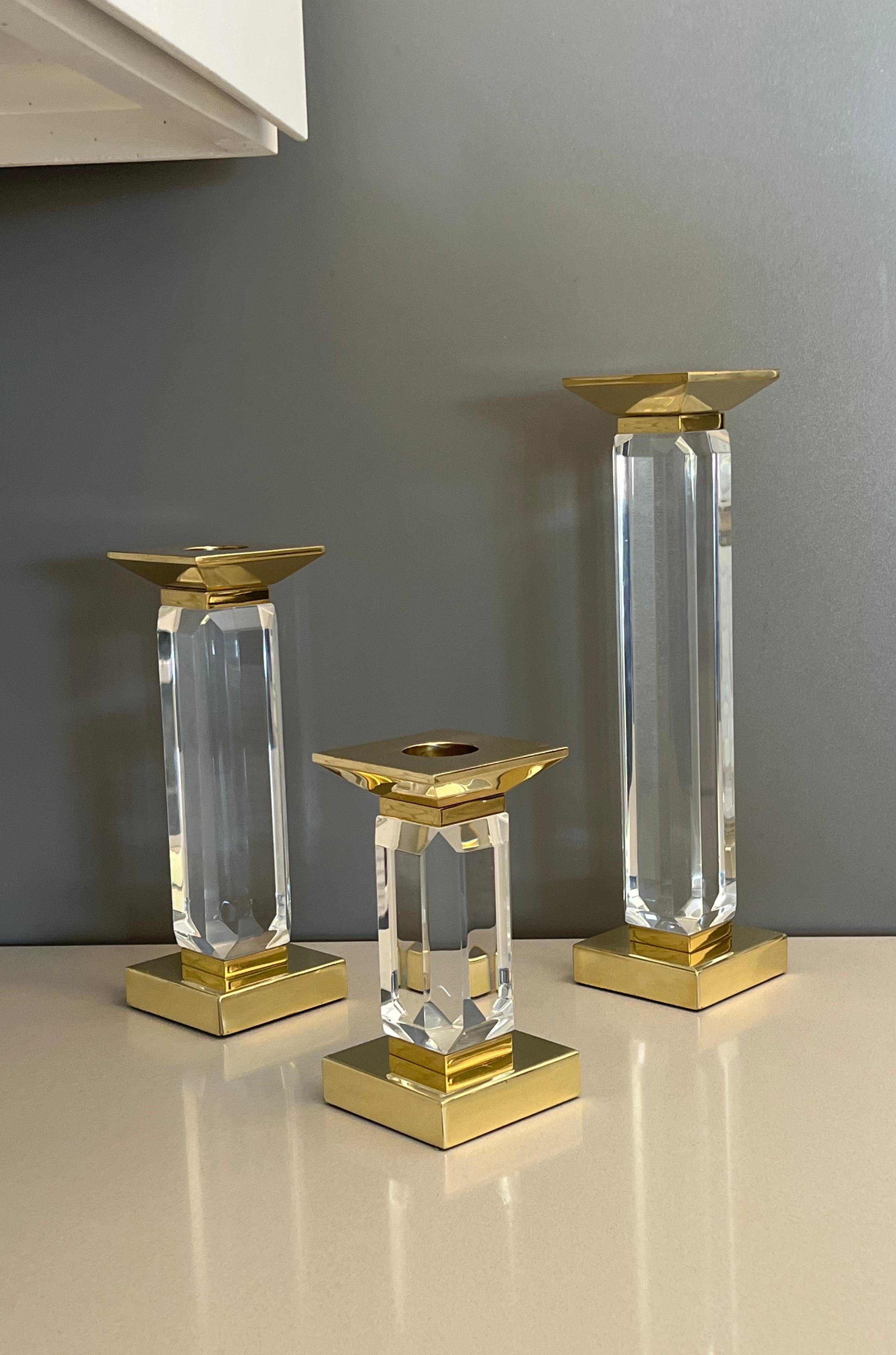 Americano Set di tre candelieri in lucite e ottone di Charles Hollis Jones in vendita