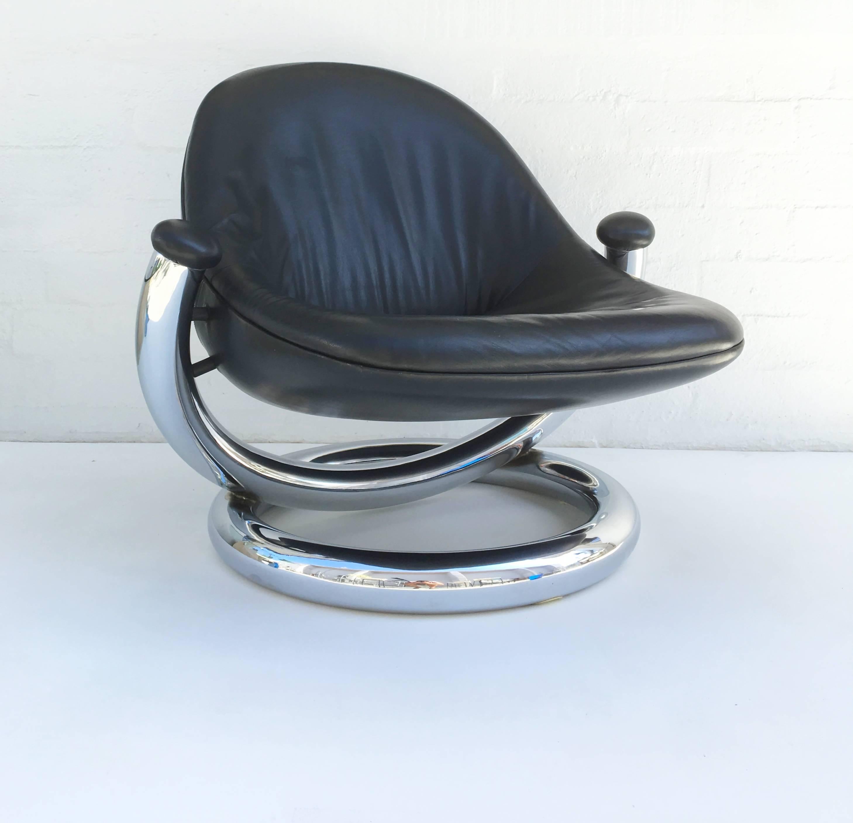 An amazing and rare chrome and black leather Anaconda lounge chair by Paul Tuttle. Designed in 1971.
The seat is all covered in black leather. 