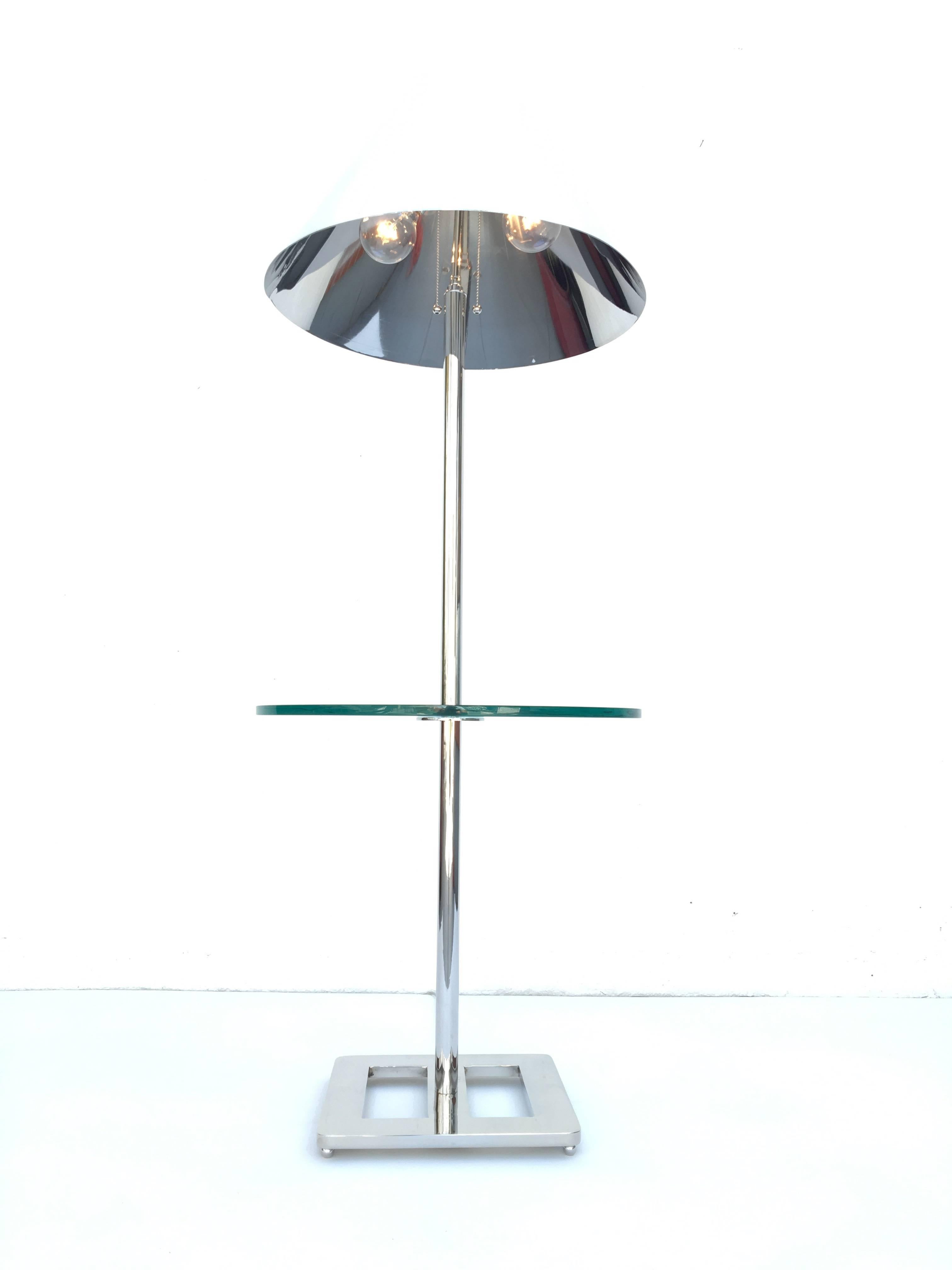 Stehlampe aus poliertem Nickel und Glas mit Tisch von Charles Hollis Jones (Moderne) im Angebot
