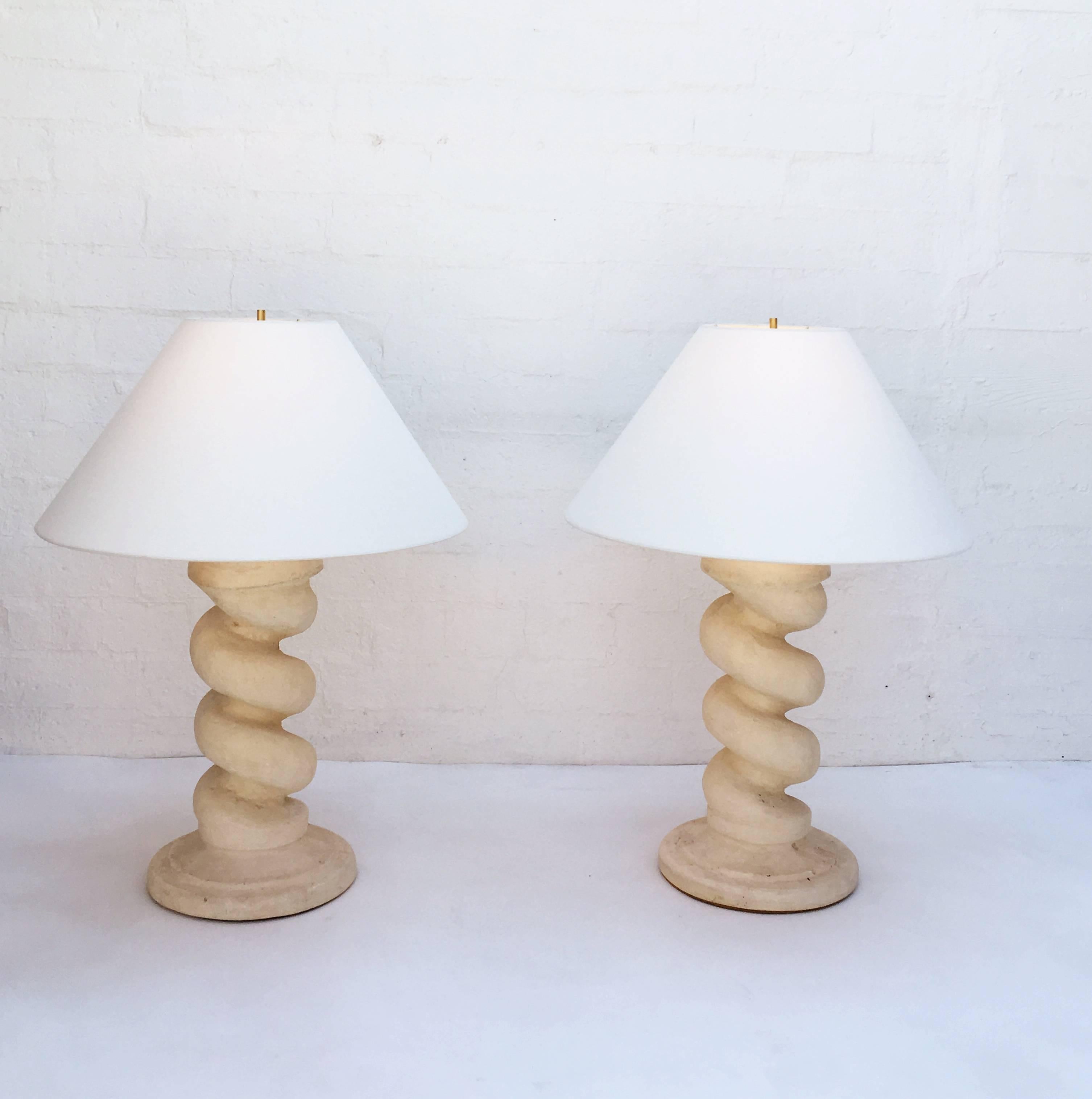 Moderne Paire de lampes à colonne en plâtre en forme de spirale de Michael Taylor