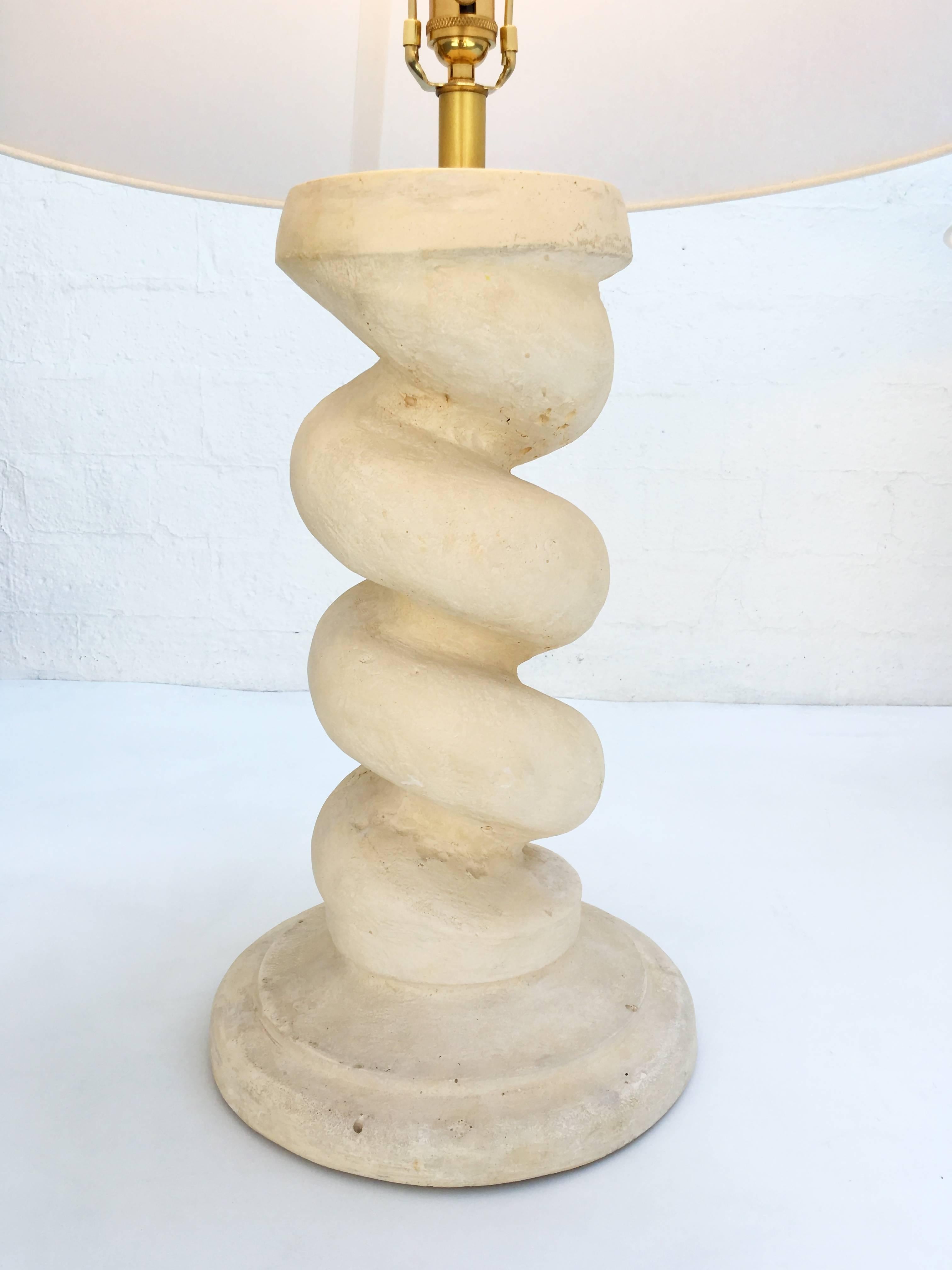 Américain Paire de lampes à colonne en plâtre en forme de spirale de Michael Taylor
