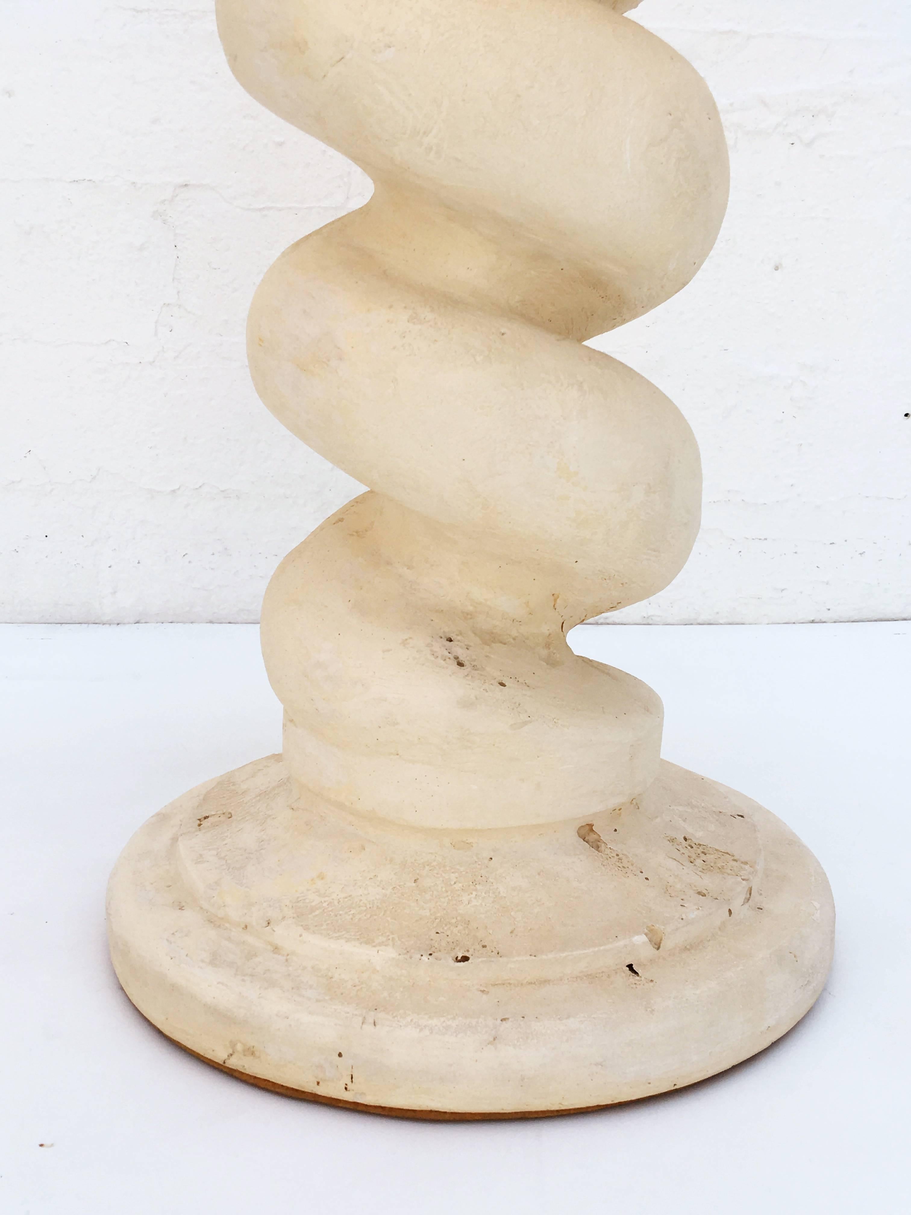 Moulage Paire de lampes à colonne en plâtre en forme de spirale de Michael Taylor