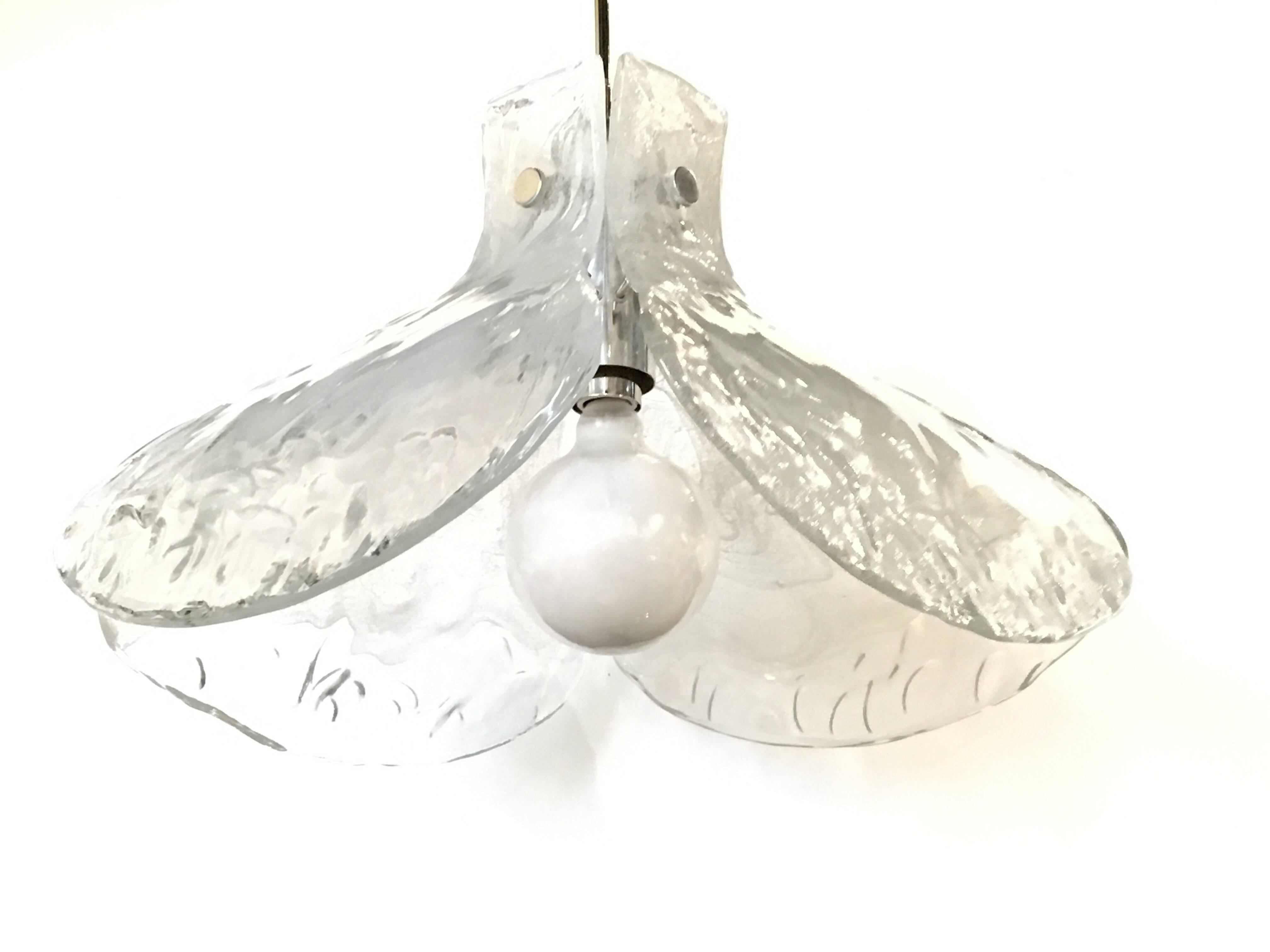 A beautiful 1960s pendant chandelier composed of four large Murano glass pedals which are white and fade out to clear. The hardware is polished chrome and cases a regular Edison socket.
Dimensions for just the glass part without the