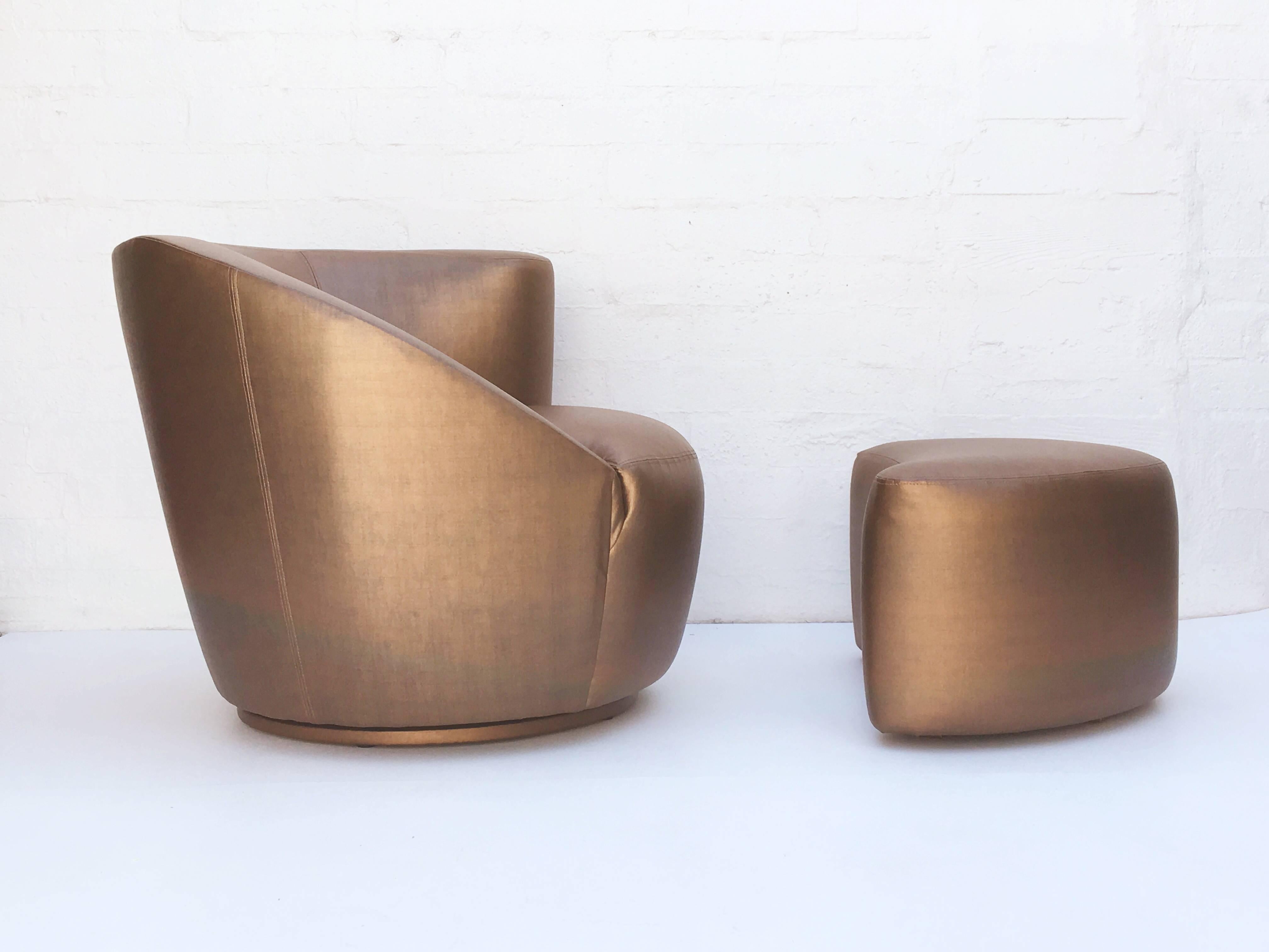 Pair of Swivel Lounge Chairs and Ottomans by Vladimir Kagan 1927-2016 In Excellent Condition In Palm Springs, CA