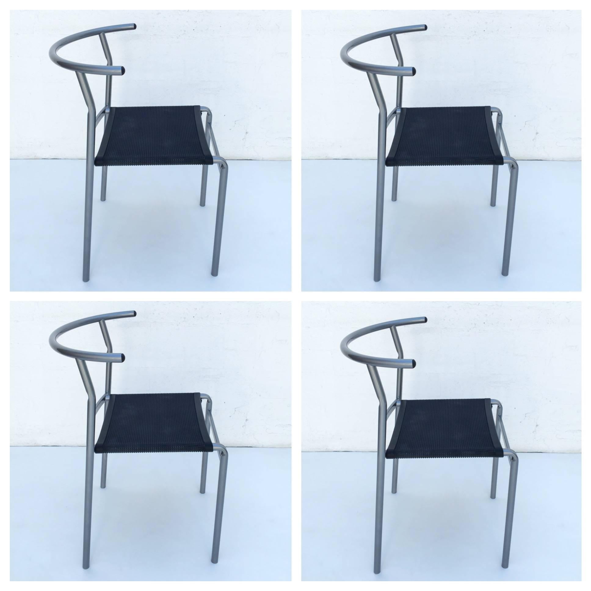 Un ensemble de quatre chaises de café conçues par Philippe Starck en 1983 pour le café Costa. Ils ont été fabriqués par Cerruti Baleri, Italie, en 1984.
Le siège est en caoutchouc épais et le cadre est en tube d'acier recouvert de poudre gris
