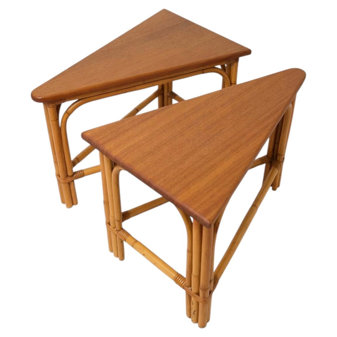 Paire de tables d'appoint de forme triangulaire en bambou et acajou en vente