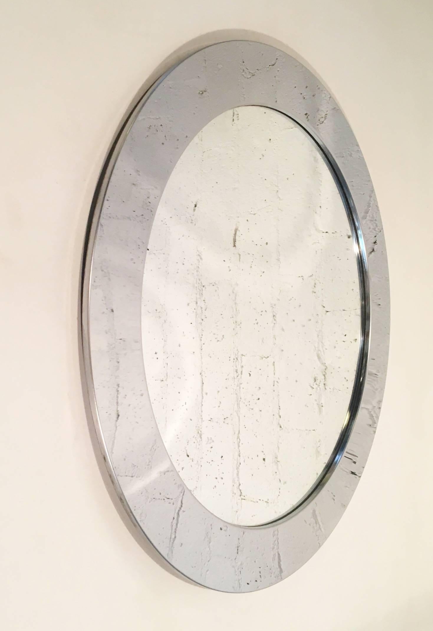 Un miroir rond chromé conçu par Curtis Jeré pour Artisan House dans les années 1970.
Il n'est pas signé mais il conserve l'étiquette Artisan House au dos (voir photos).