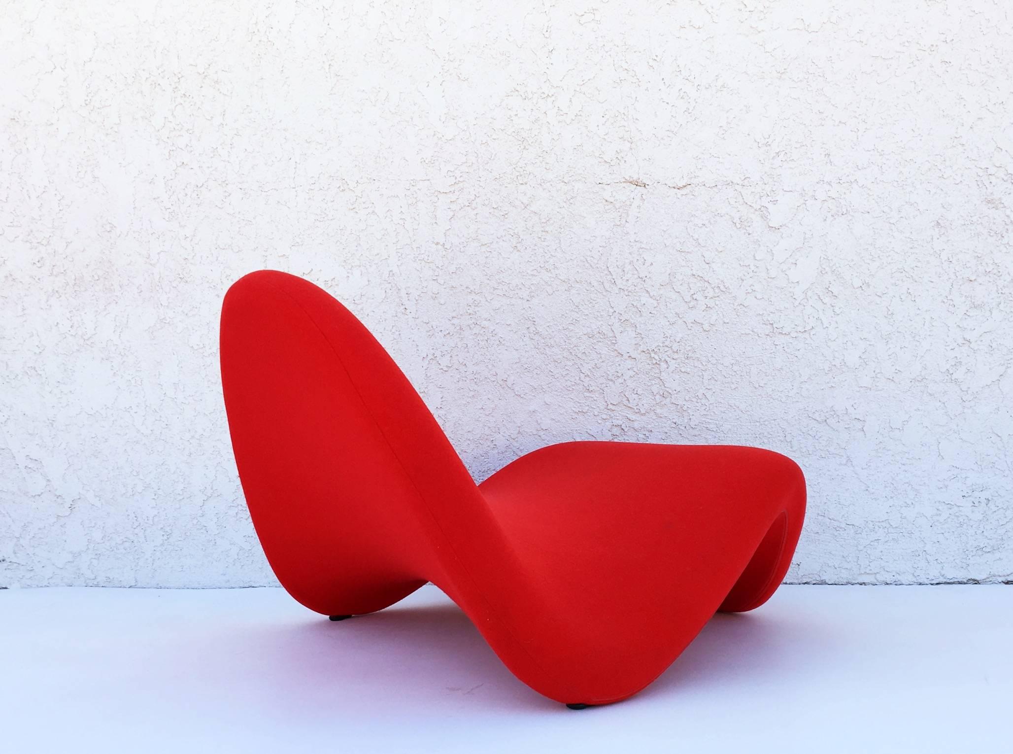 A beautiful sculptural chaise longue chair designed by Pierre Paulin for Artifort in the 1960s. A classic Mid-Century Modern lounge chair.
Made out of foamed with a tubular steel frame that is upholstered in a red wool fabric.