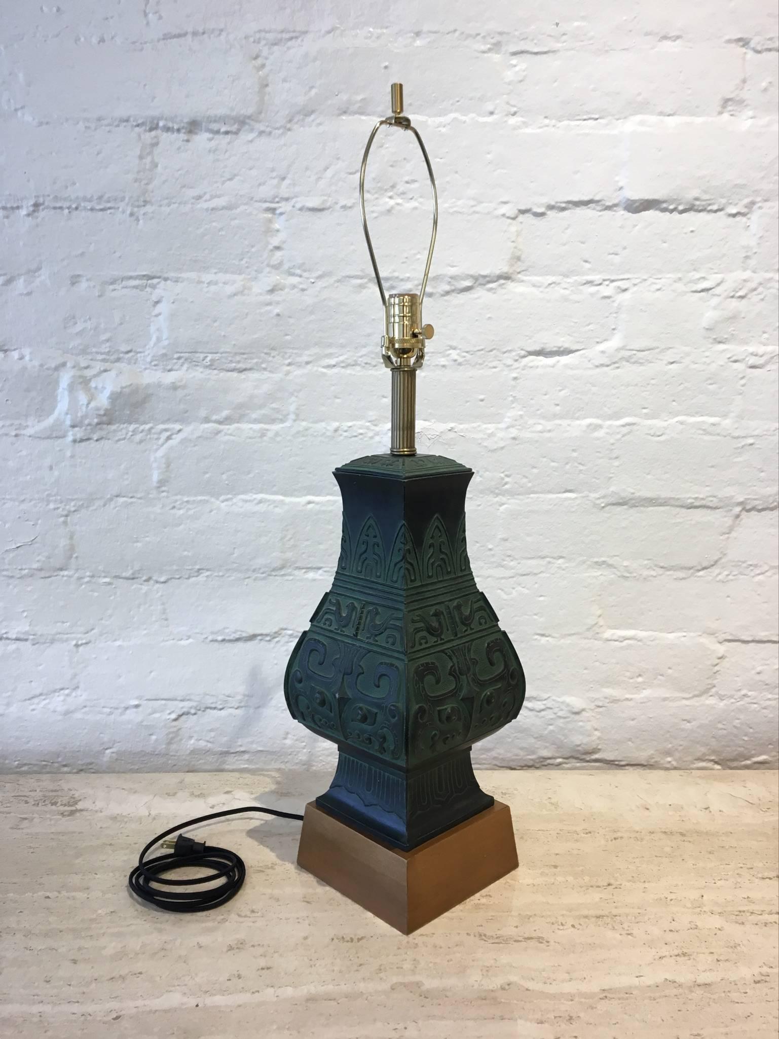 Paire de lampes de table en bronze à la manière de James Mont Excellent état - En vente à Palm Springs, CA