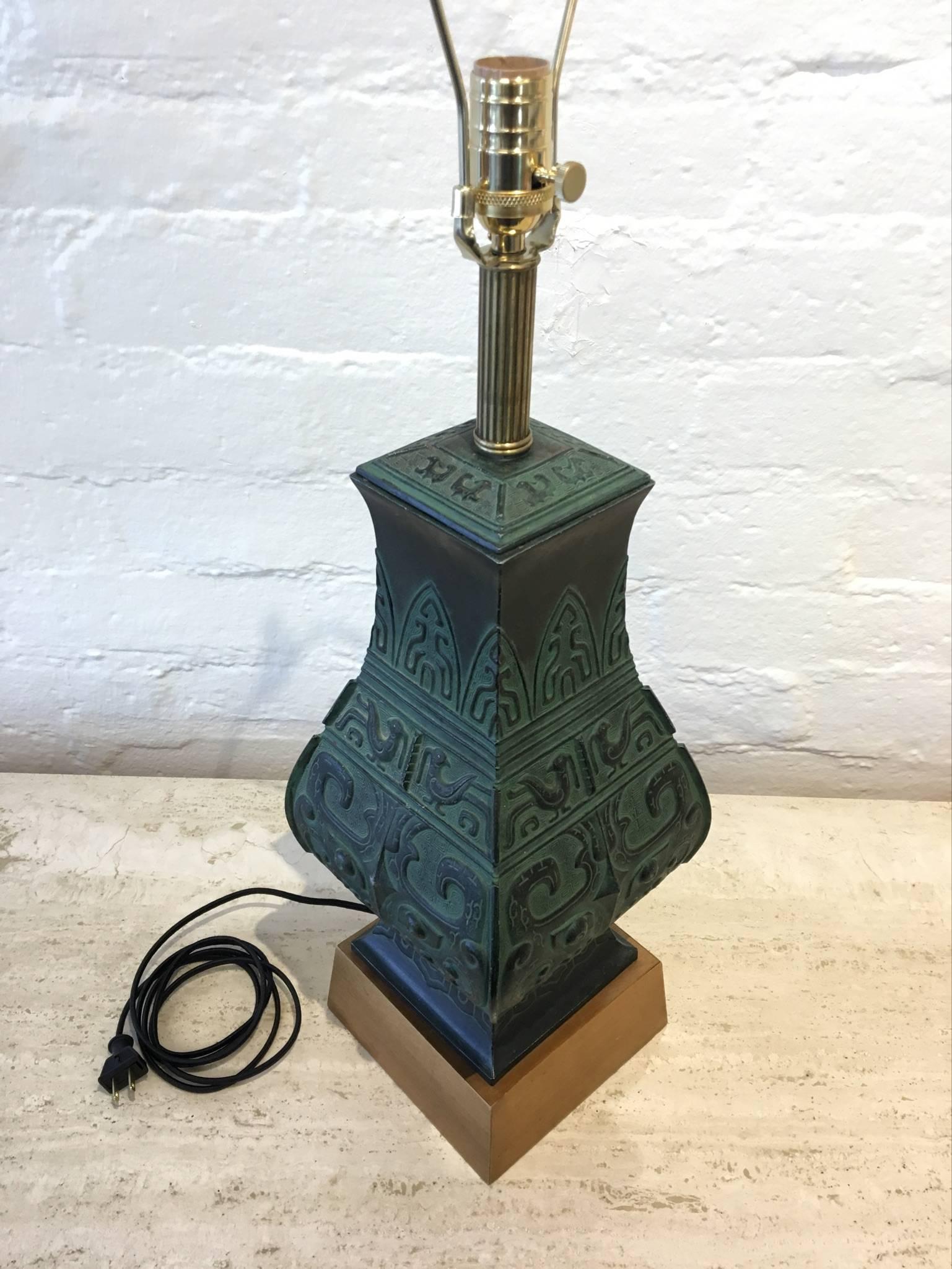 Milieu du XXe siècle Paire de lampes de table en bronze à la manière de James Mont en vente