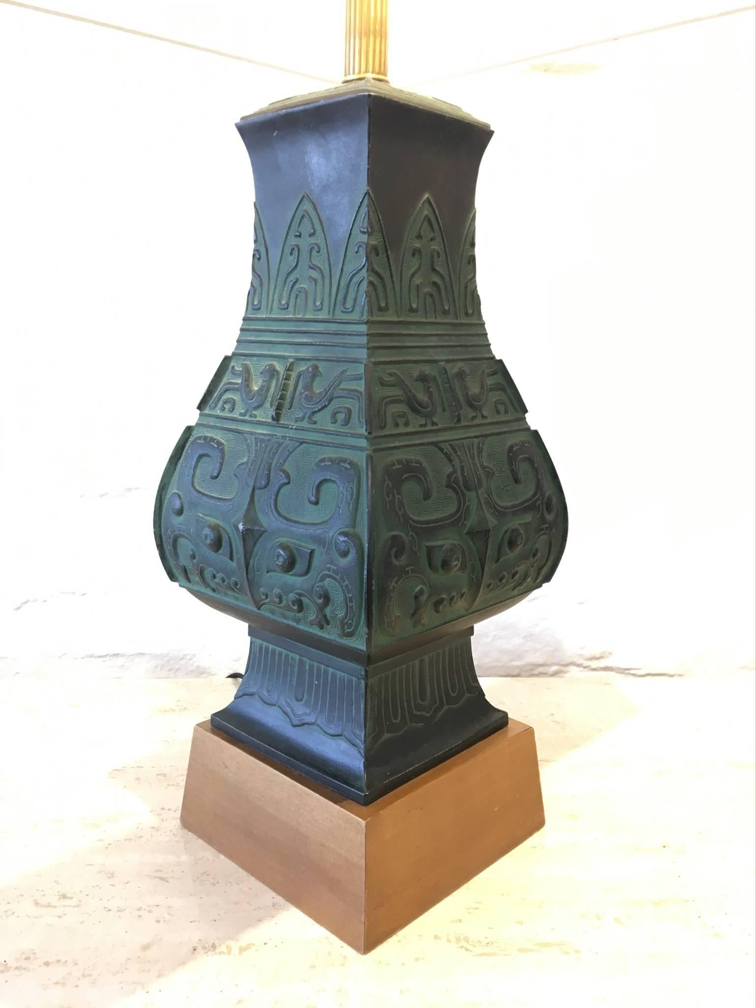 Paire de lampes de table en bronze à la manière de James Mont en vente 2