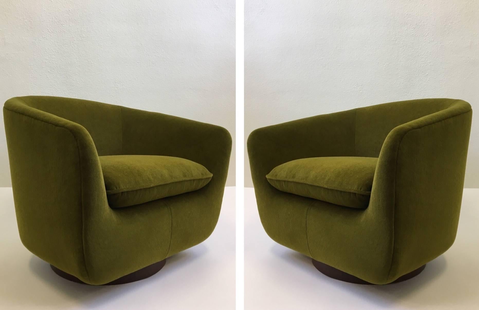 Mid-Century Modern Pair of Mohair and Walnut Swivel Lounge Chairs by Edward Wormley