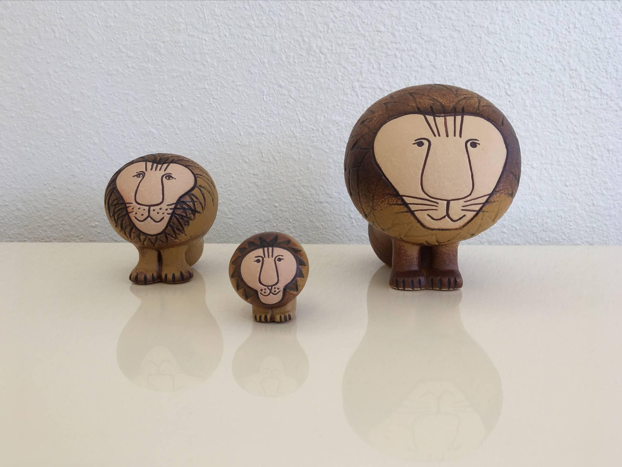 Un ensemble de trois Lions en céramique suédoise émaillée par Lisa Larson pour Gustavsberg.
Ils font partie de sa 